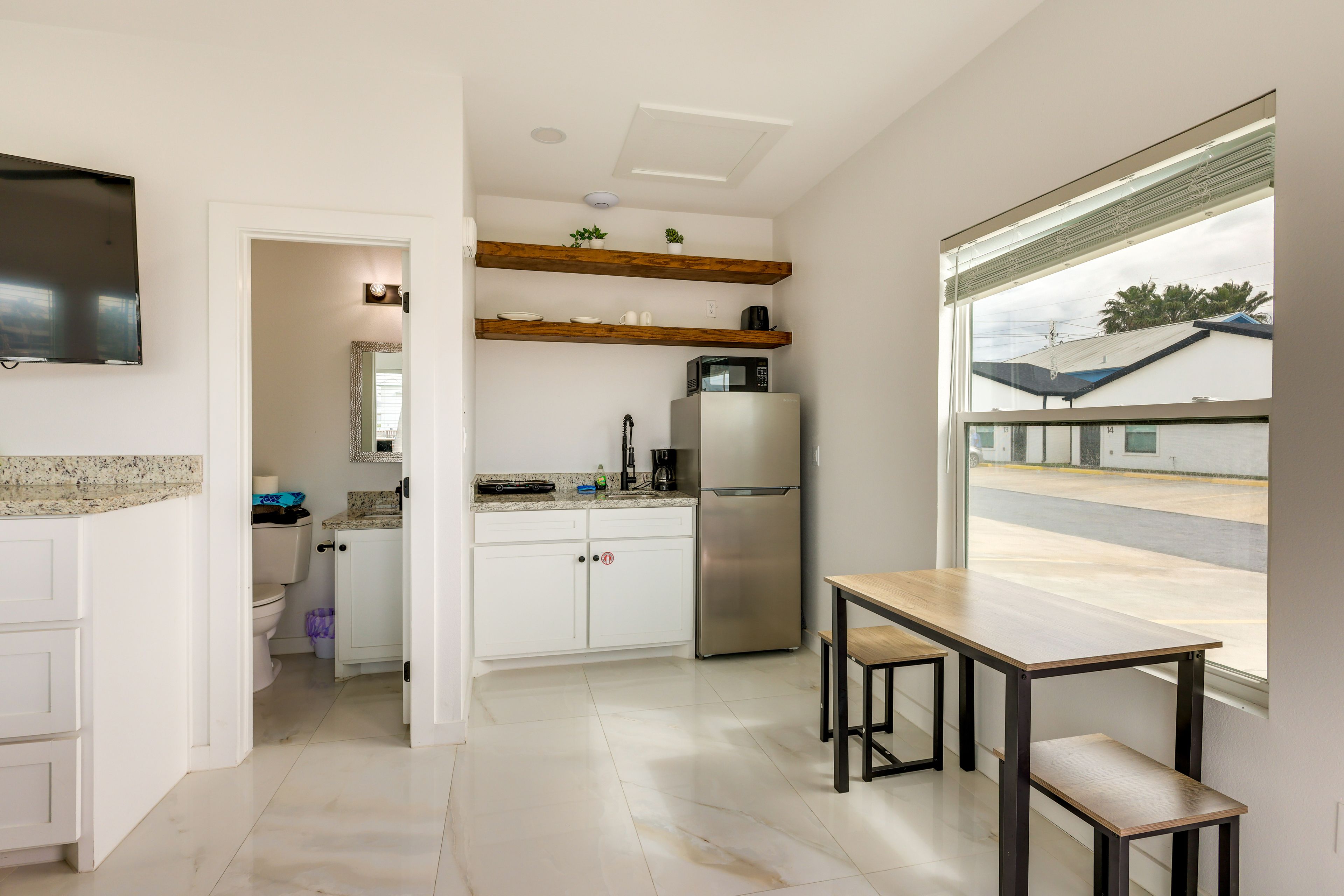 Kitchenette | Dining Table