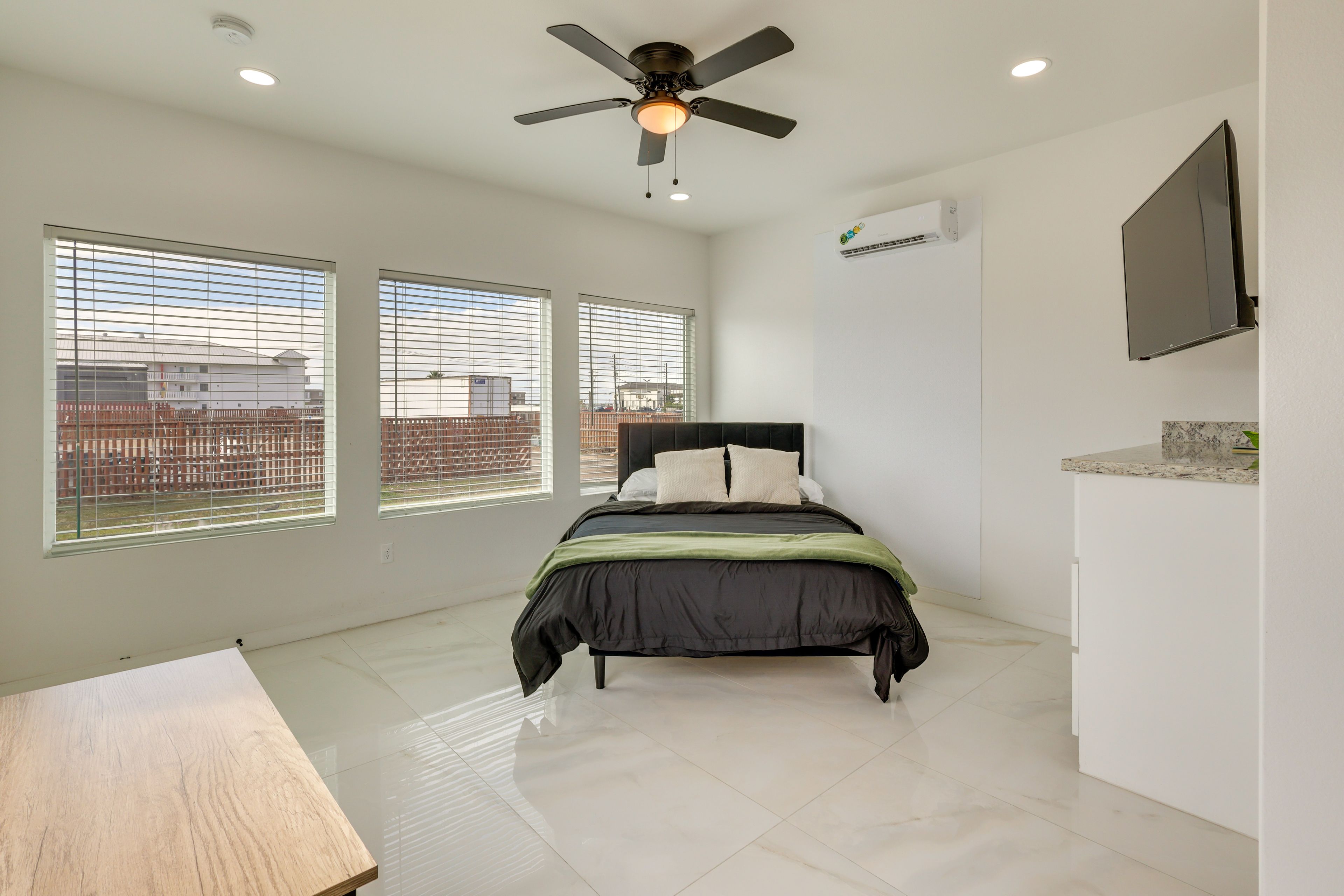 Studio | Queen Bed | Smart TV