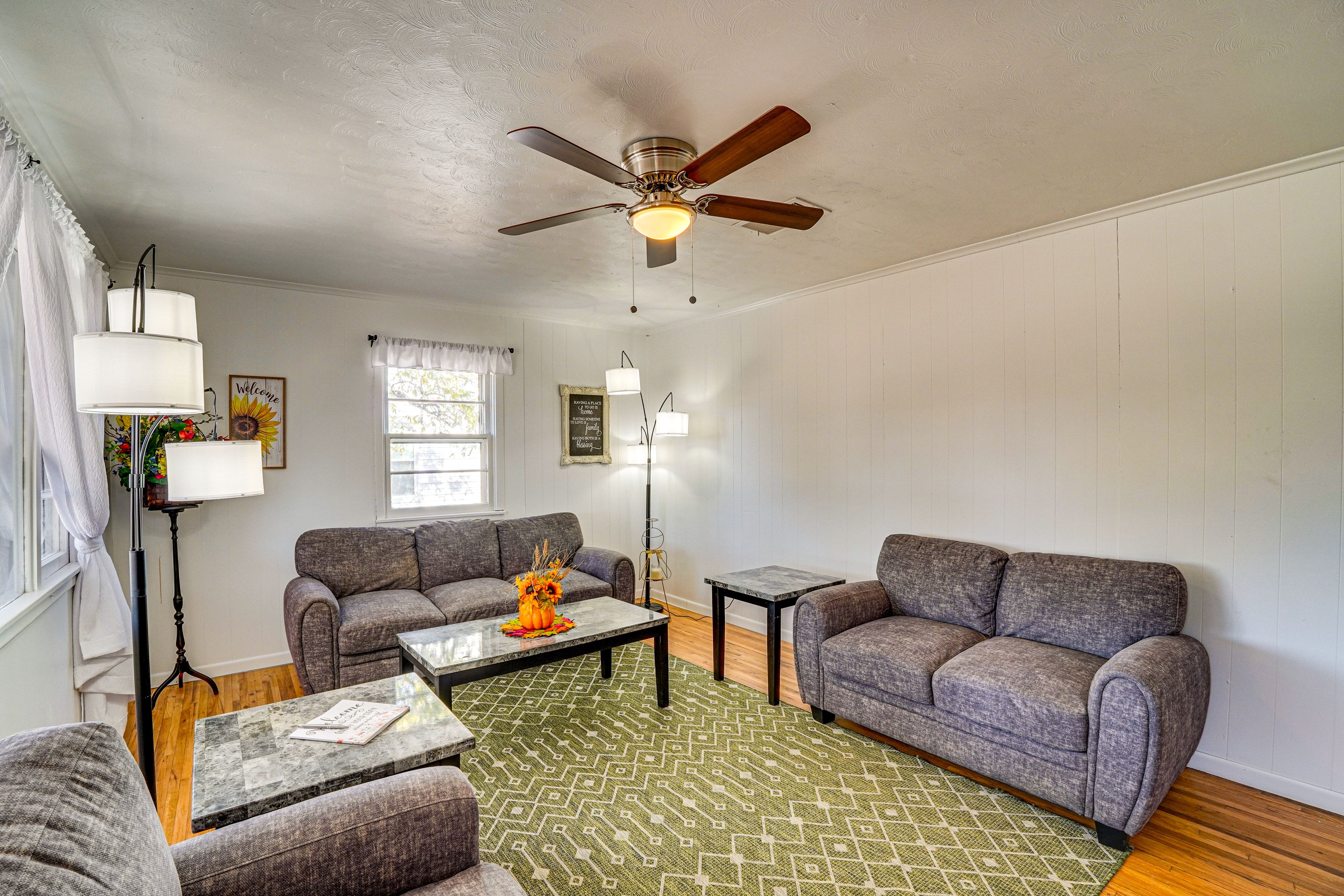 Living Room | Free WiFi | Central A/C & Heating