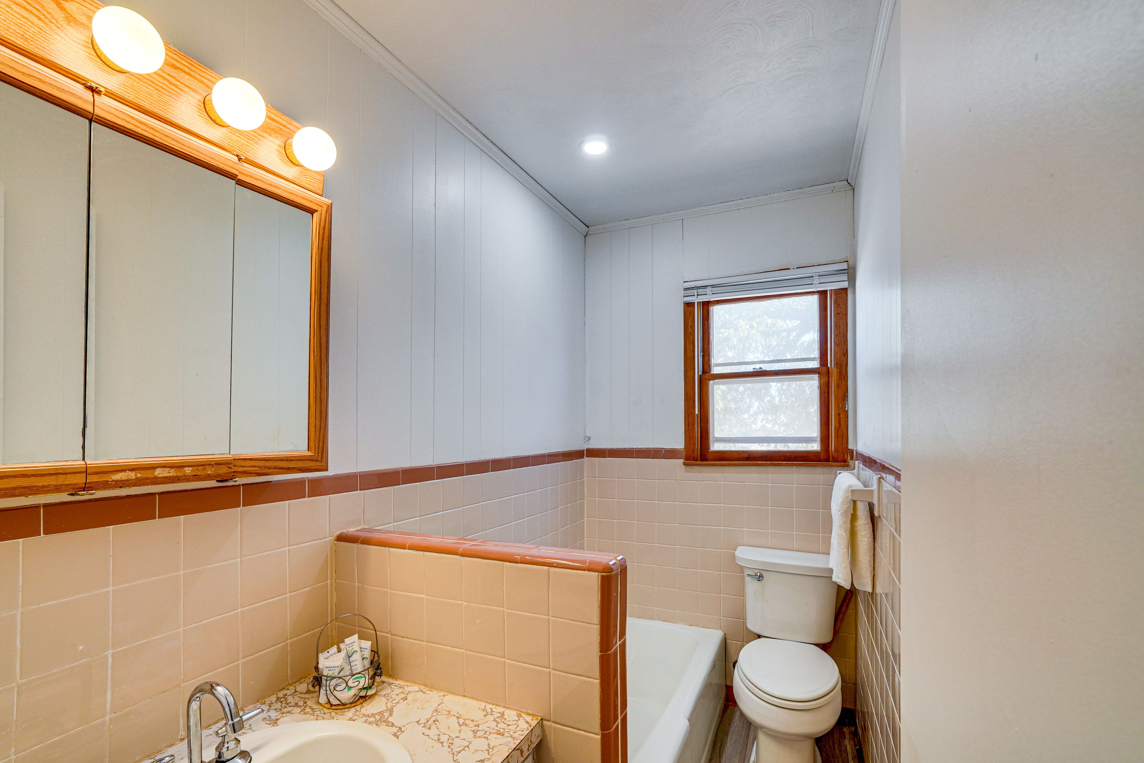 Full Bathroom | Towels Provided