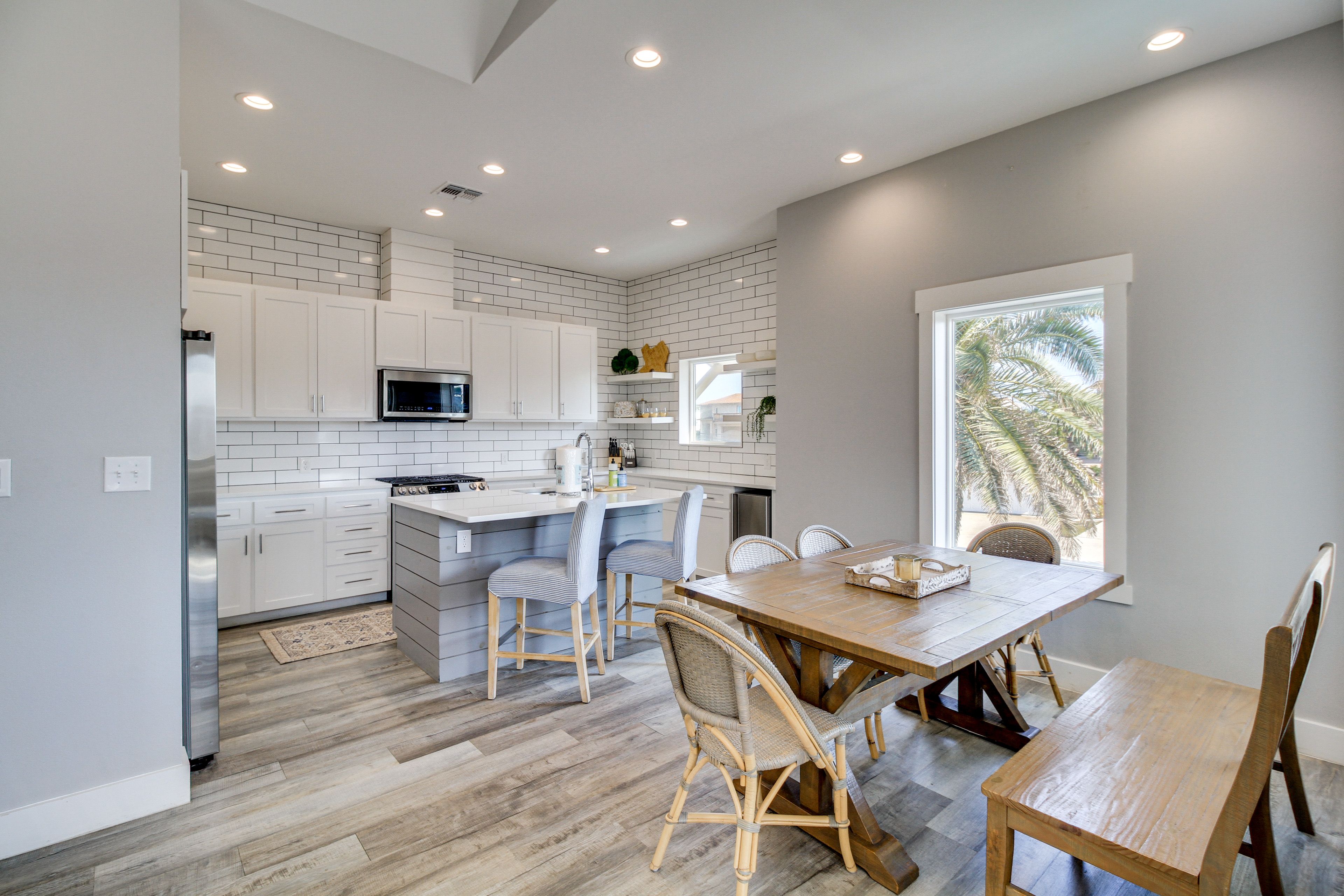 Dining Area | Dishware/Flatware Provided | 2nd Floor