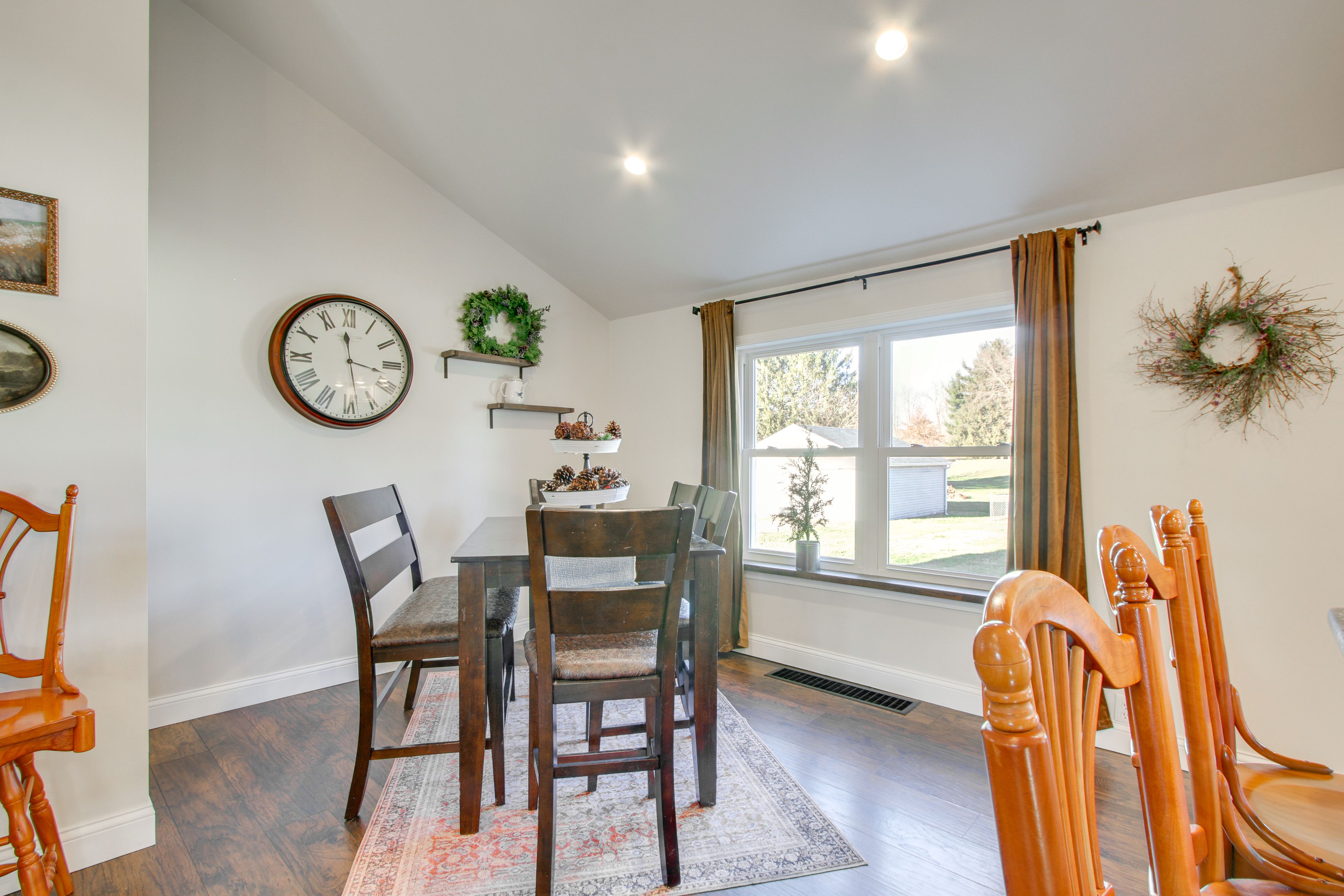 Dining Area | Dishware/Flatware Provided | Main Floor