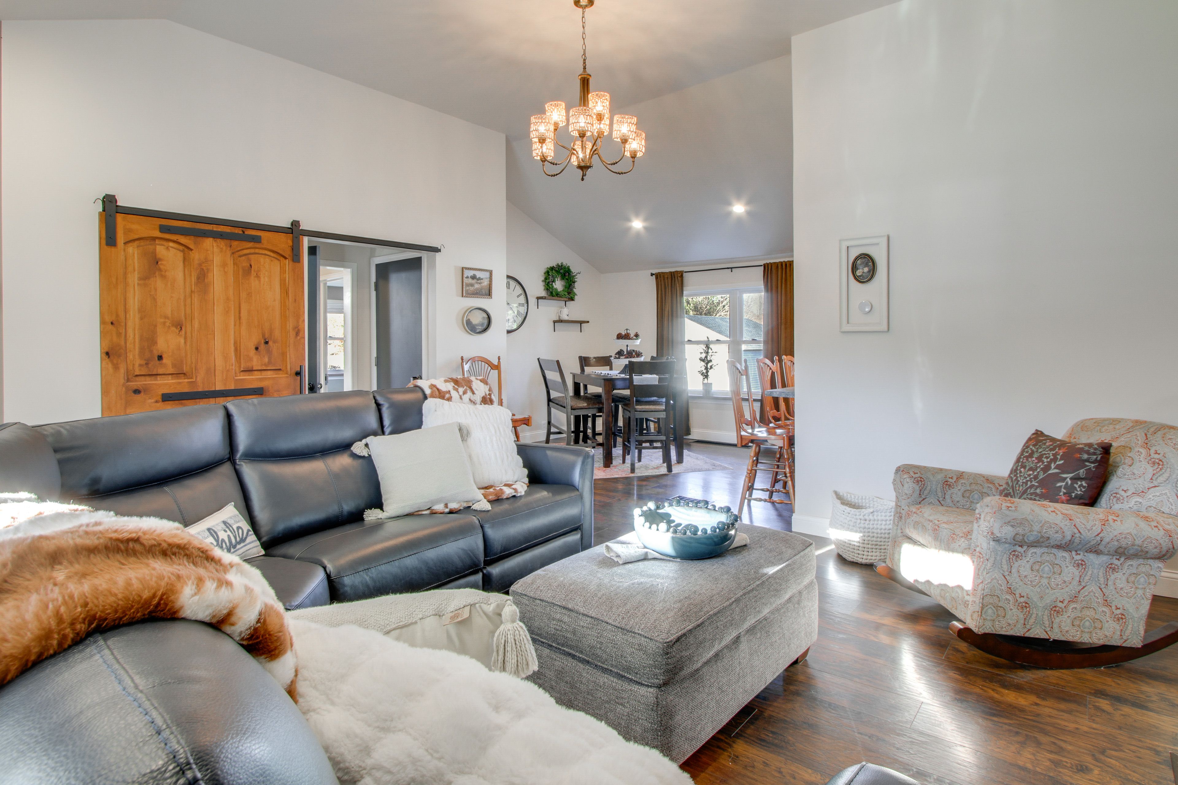 Living Room | Free WiFi | Central Heating & A/C | Smart TV | Main Floor