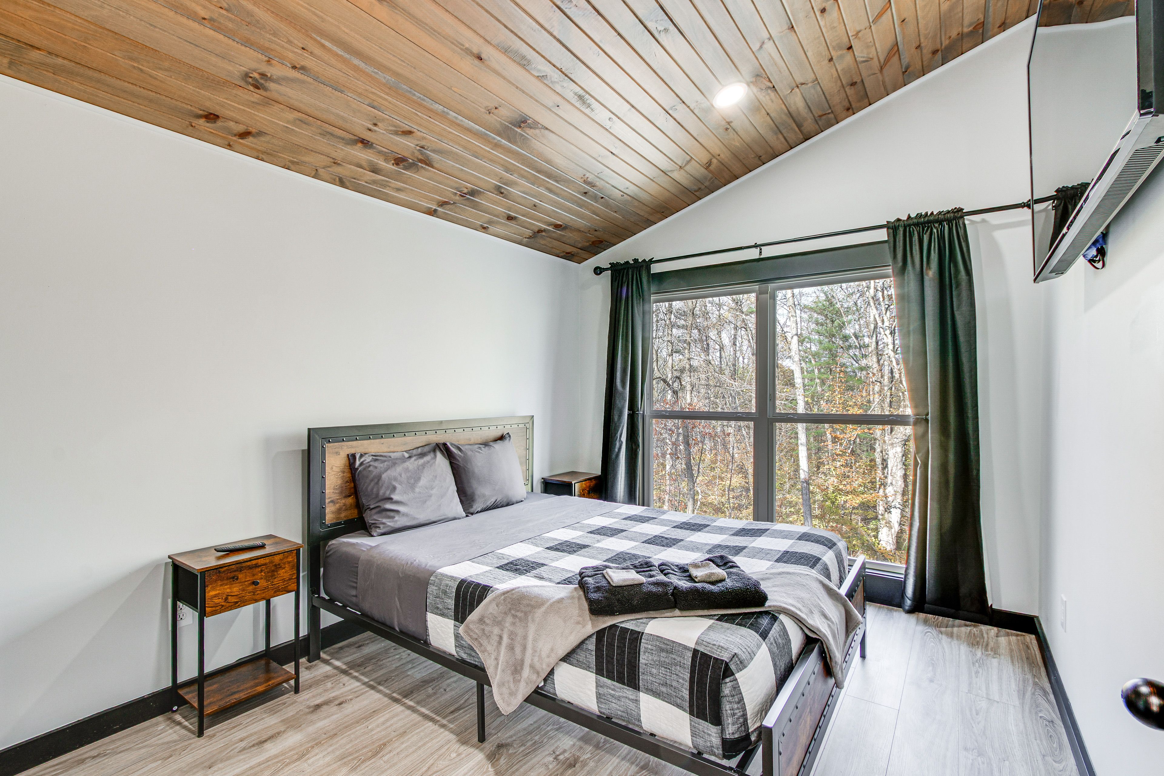 Bedroom 1 | Upper Level | Queen Bed | Smart TV