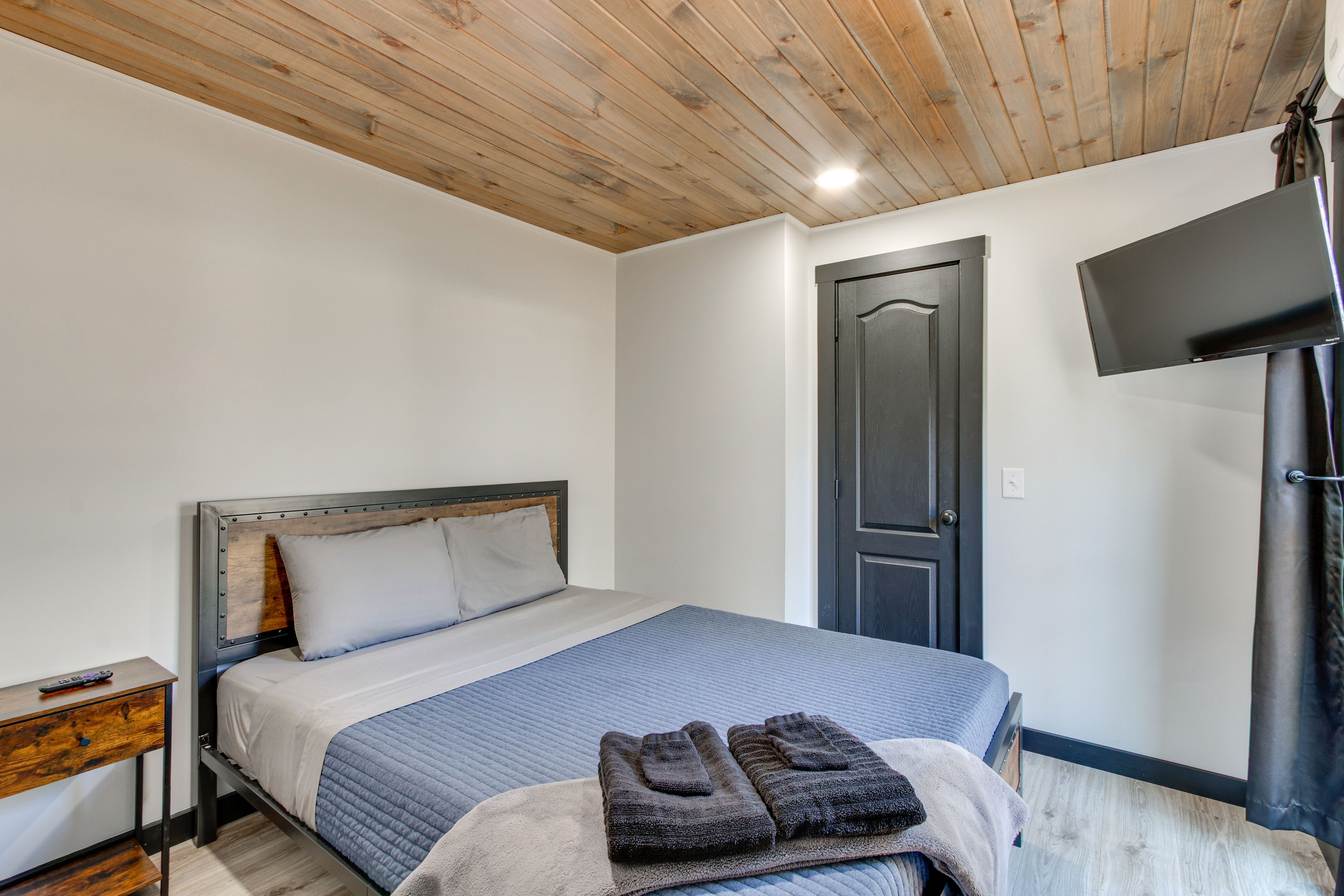 Bedroom 3 | Upper Level | Queen Bed | Smart TV