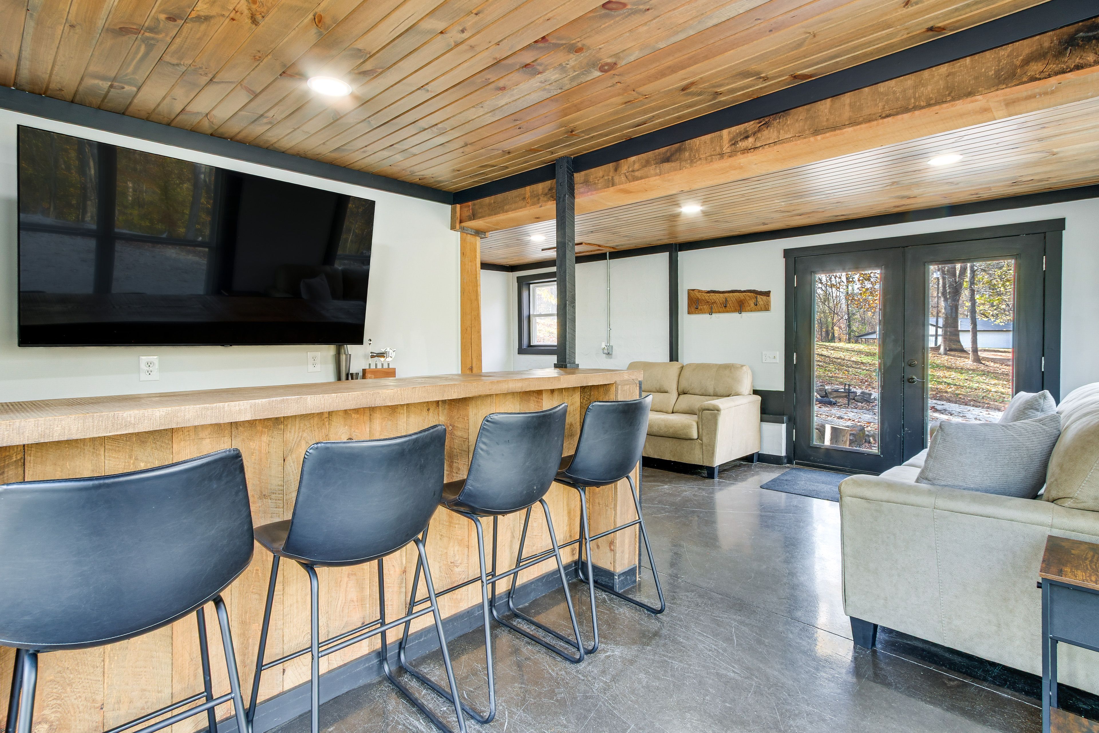 Bar | Lower Level | Smart TV