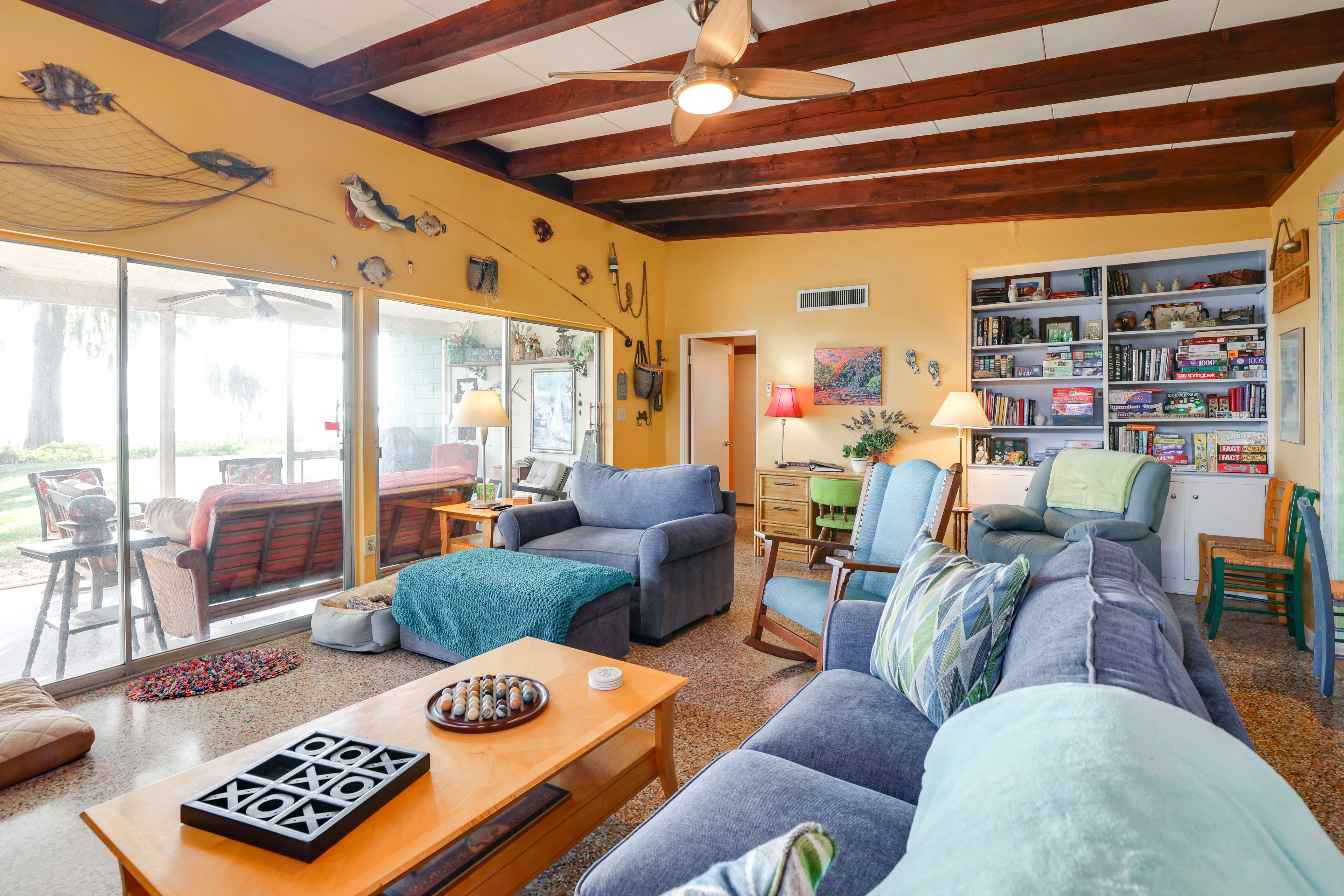 Living Room | Free WiFi | Central Heating & A/C | Smart TV