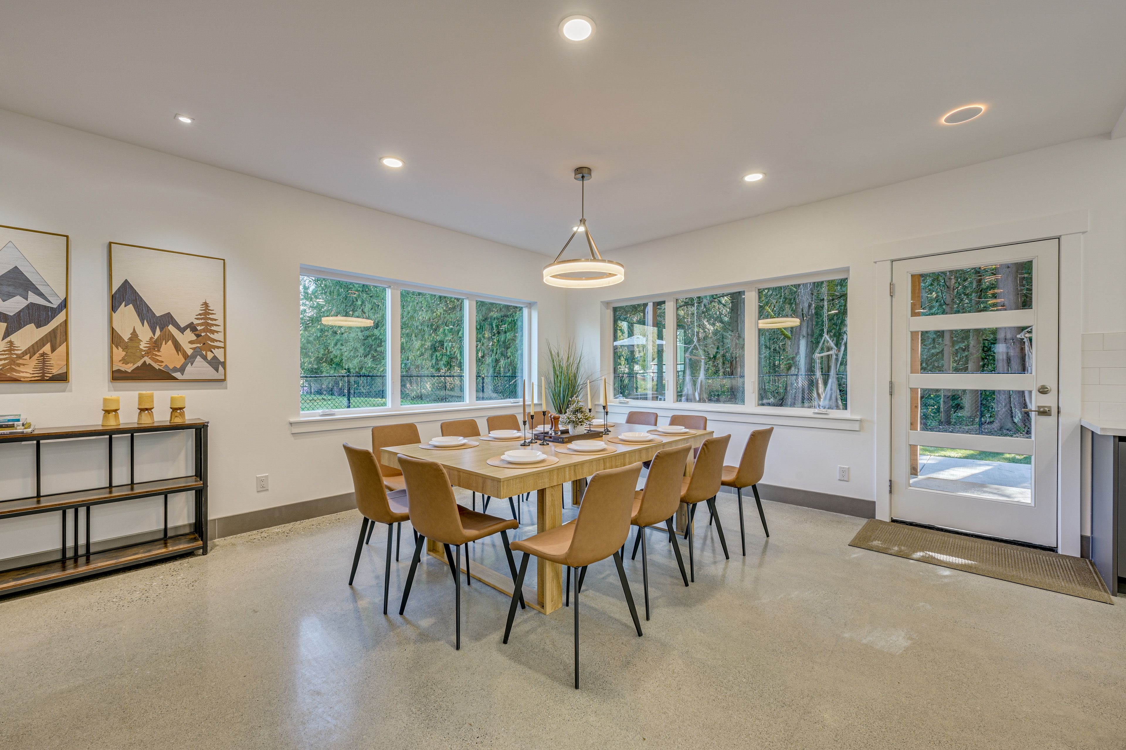 Dining Area | Dishware/Flatware Provided | 1st Floor