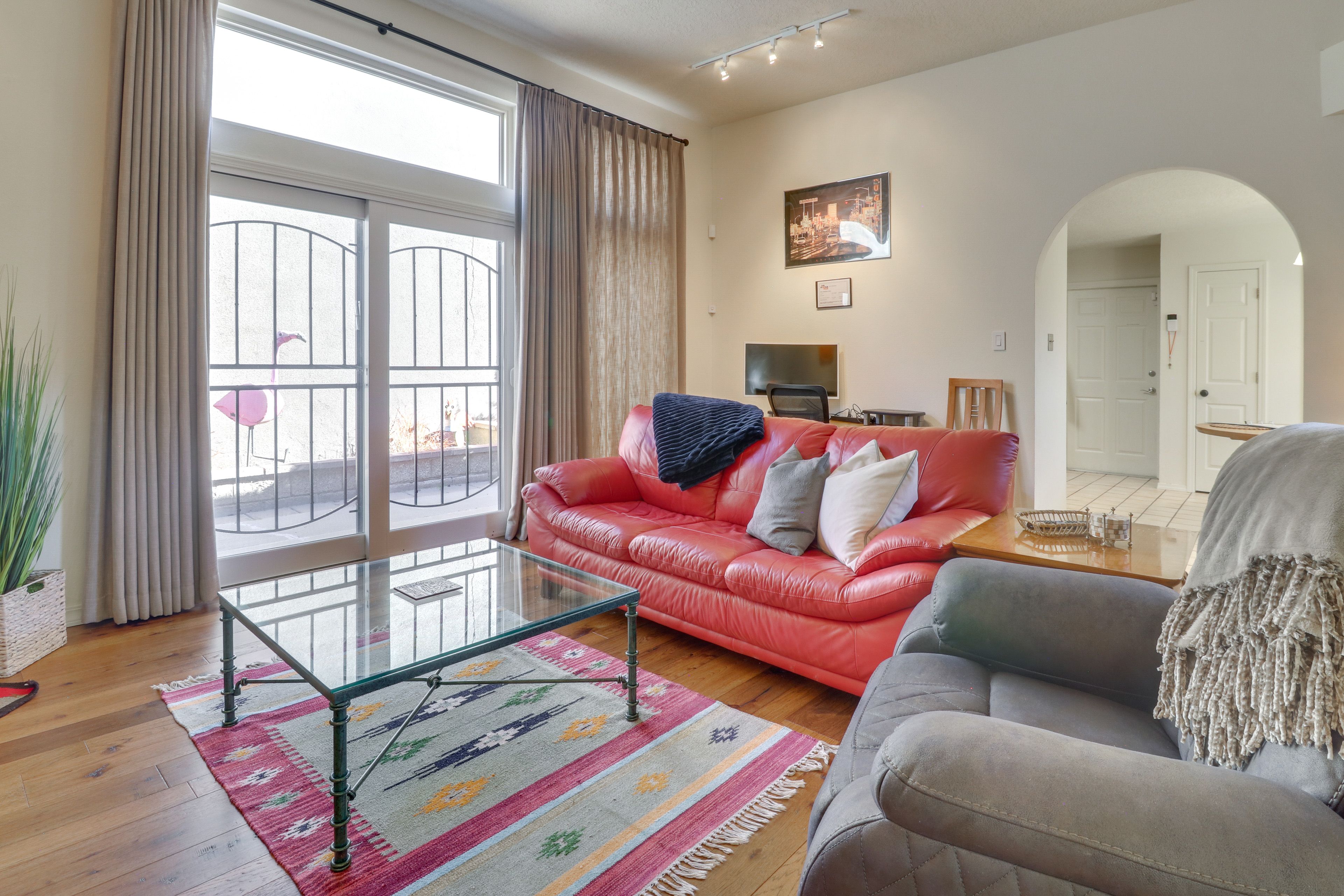 Living Room | Laptop-Friendly Workspace w/ Printer | Smart TV