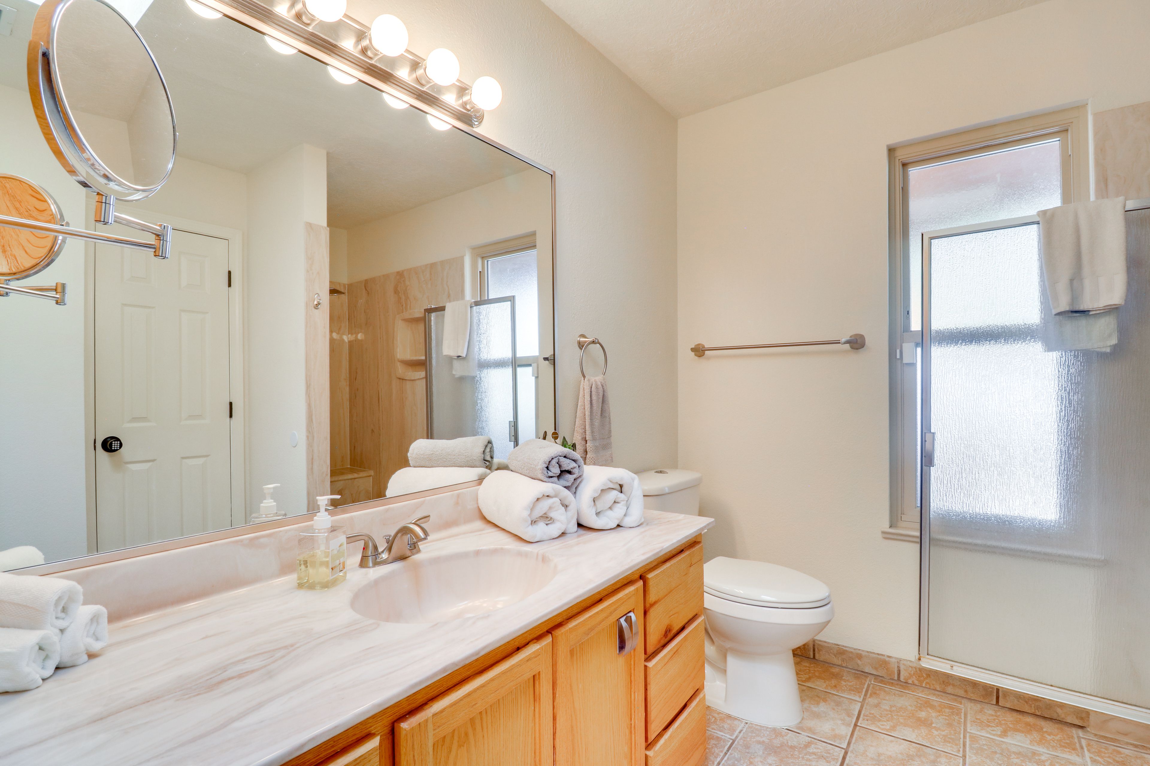 Full Bathroom | Towels Provided