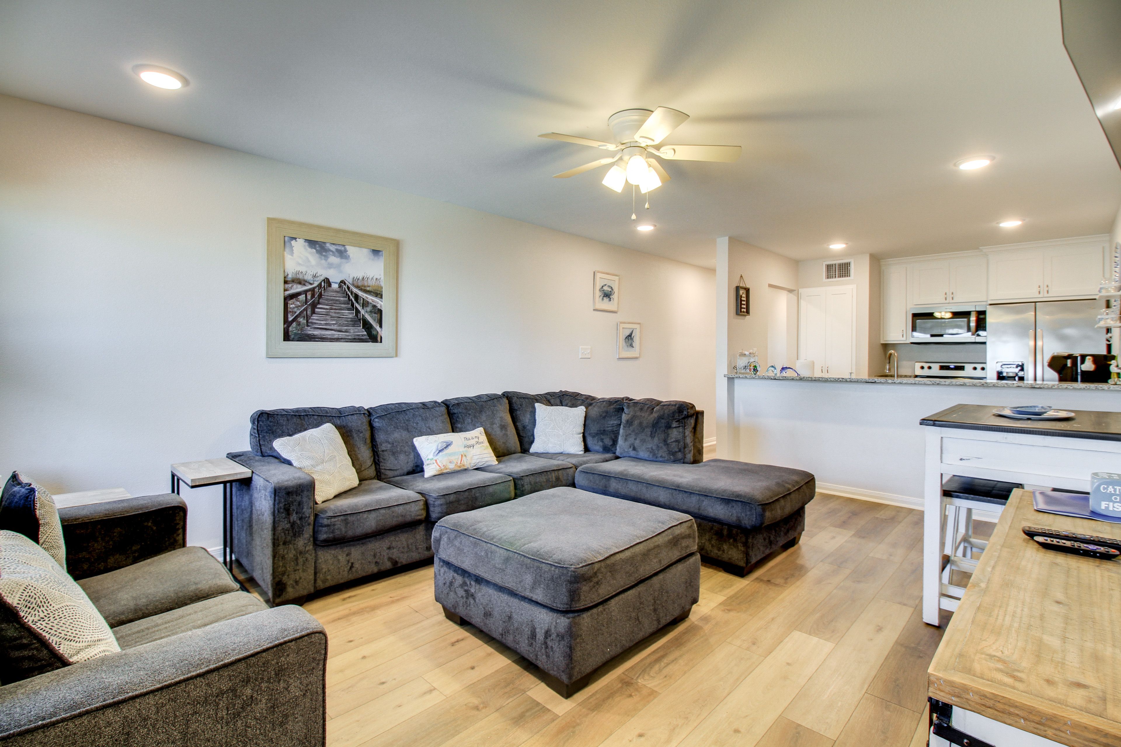 Living Room | Full Sleeper Sofa | Smart TV | Central Heating & A/C | Free WiFi