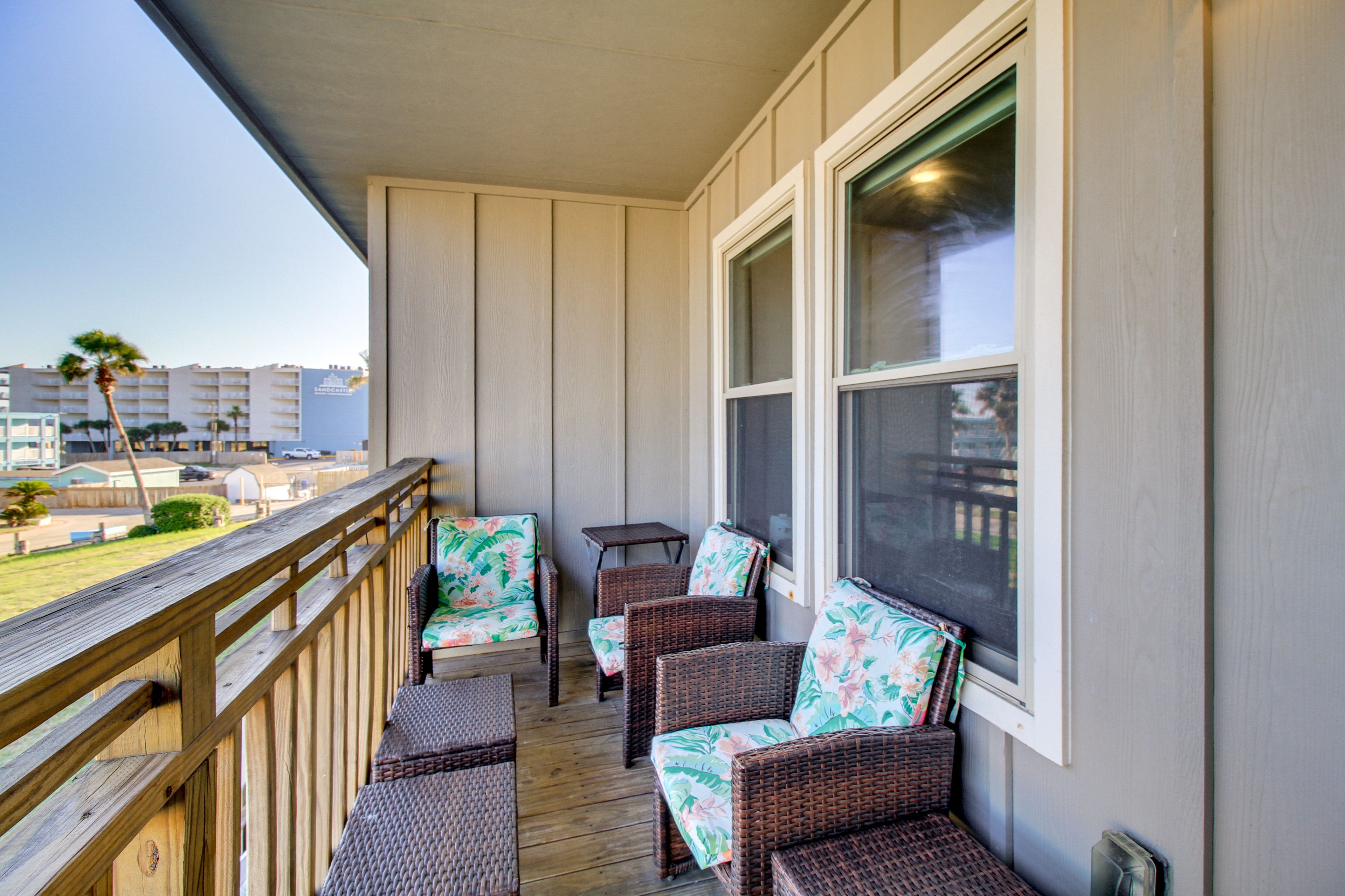 Balcony | Lounge Seating | Beverage Tables