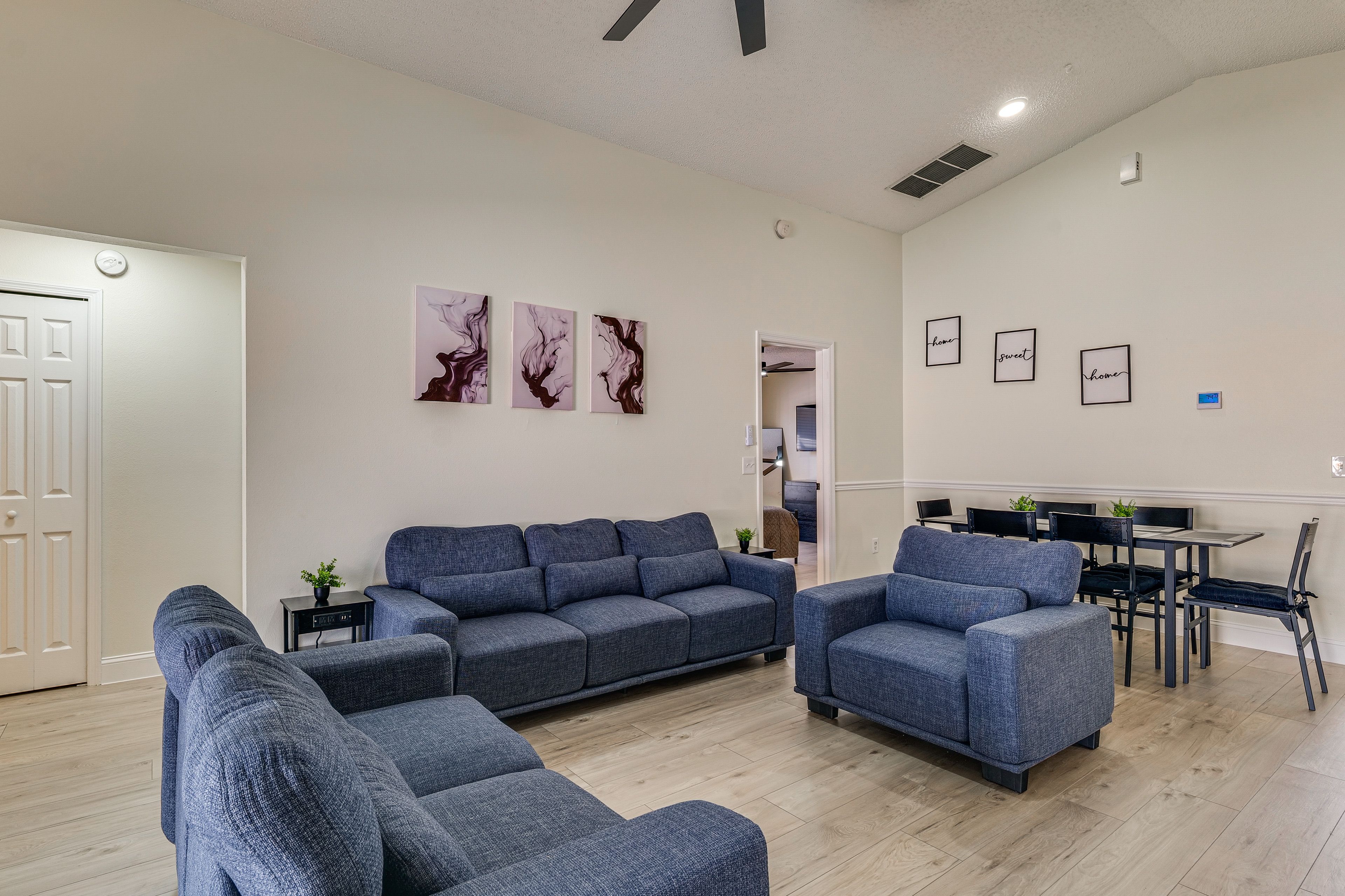 Living Room | Smart TV | Free WiFi | Single-Story Home