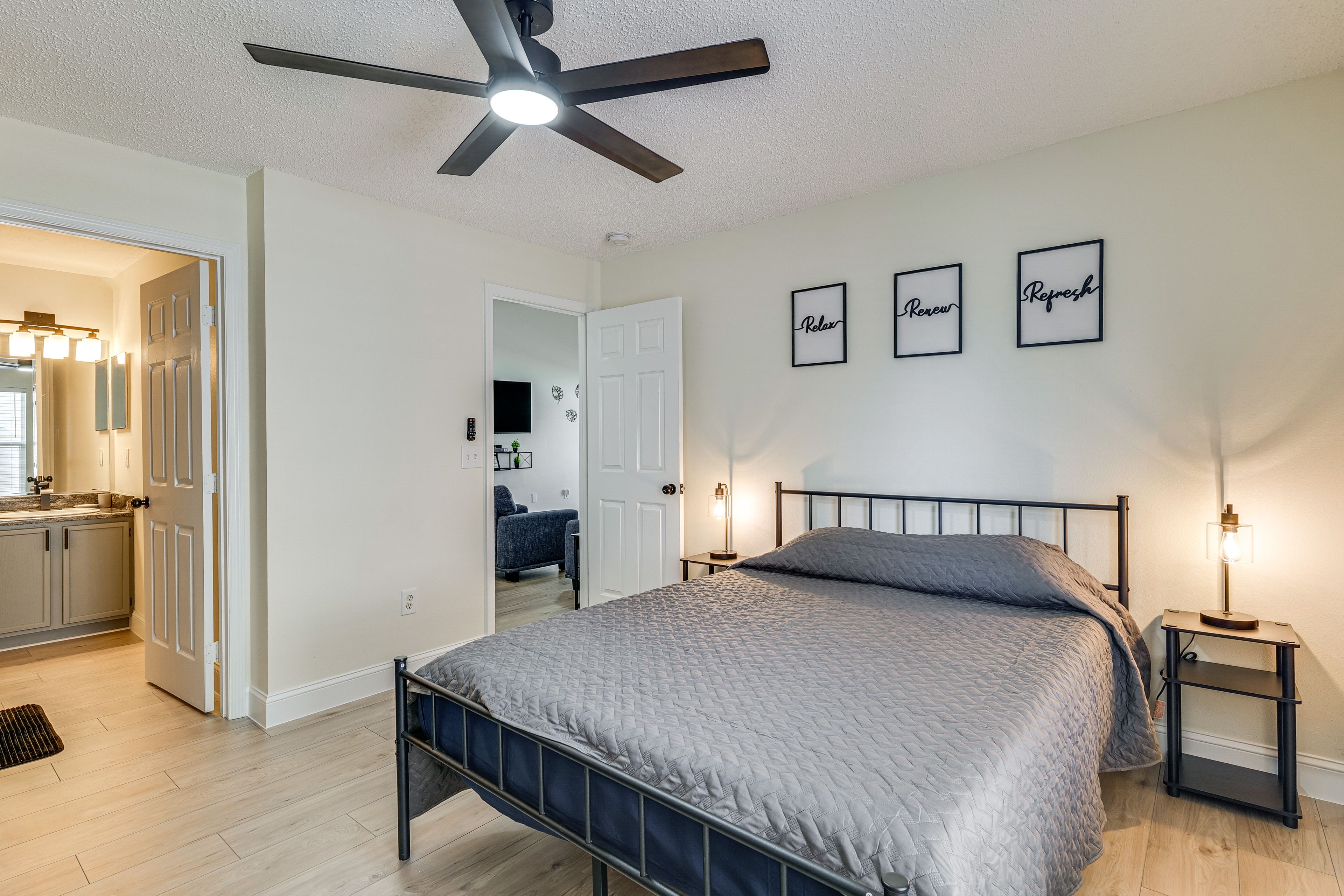 Bedroom 2 | Queen Bed | Smart TV