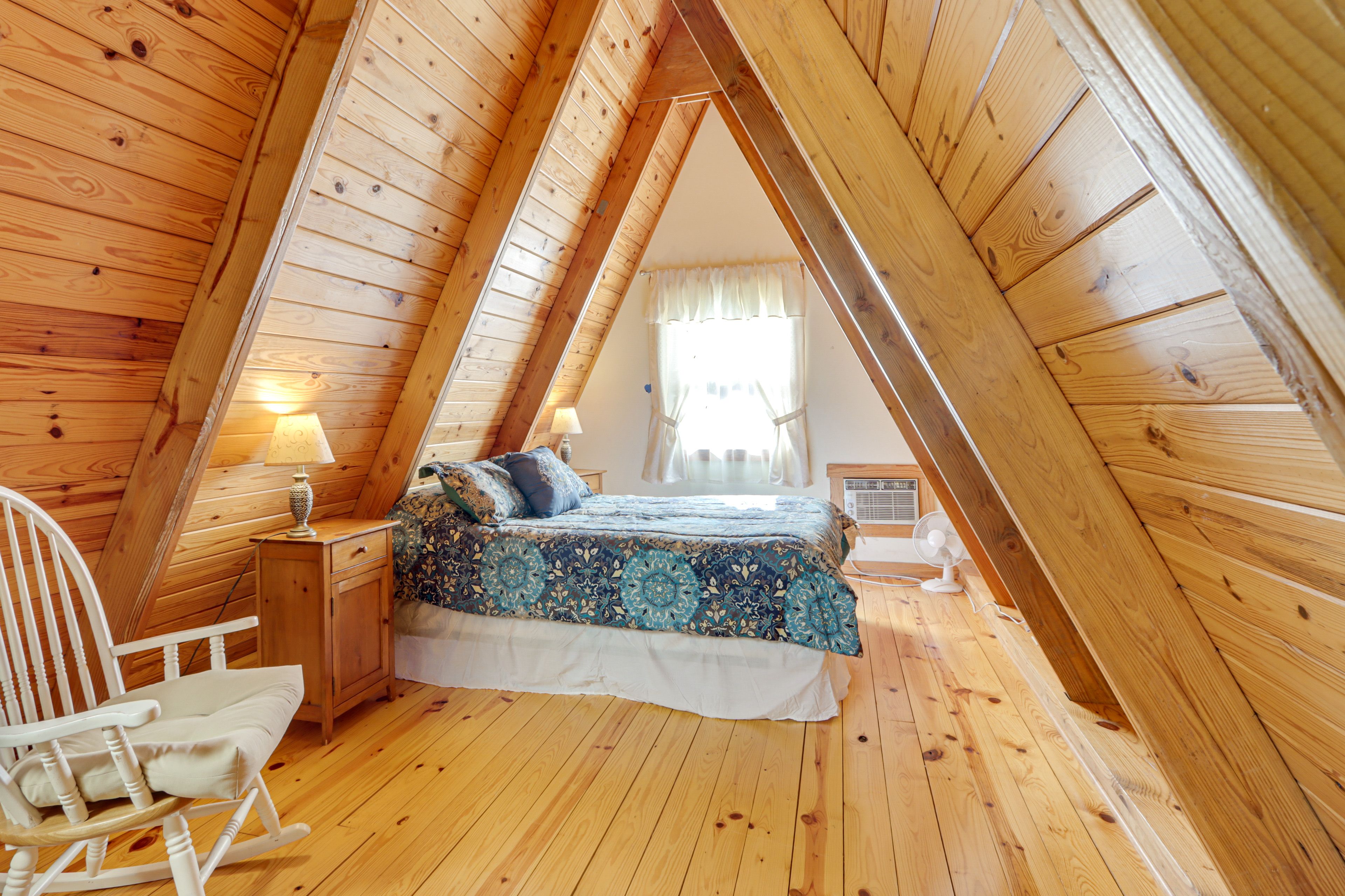 Studio | Queen Bed | Loft