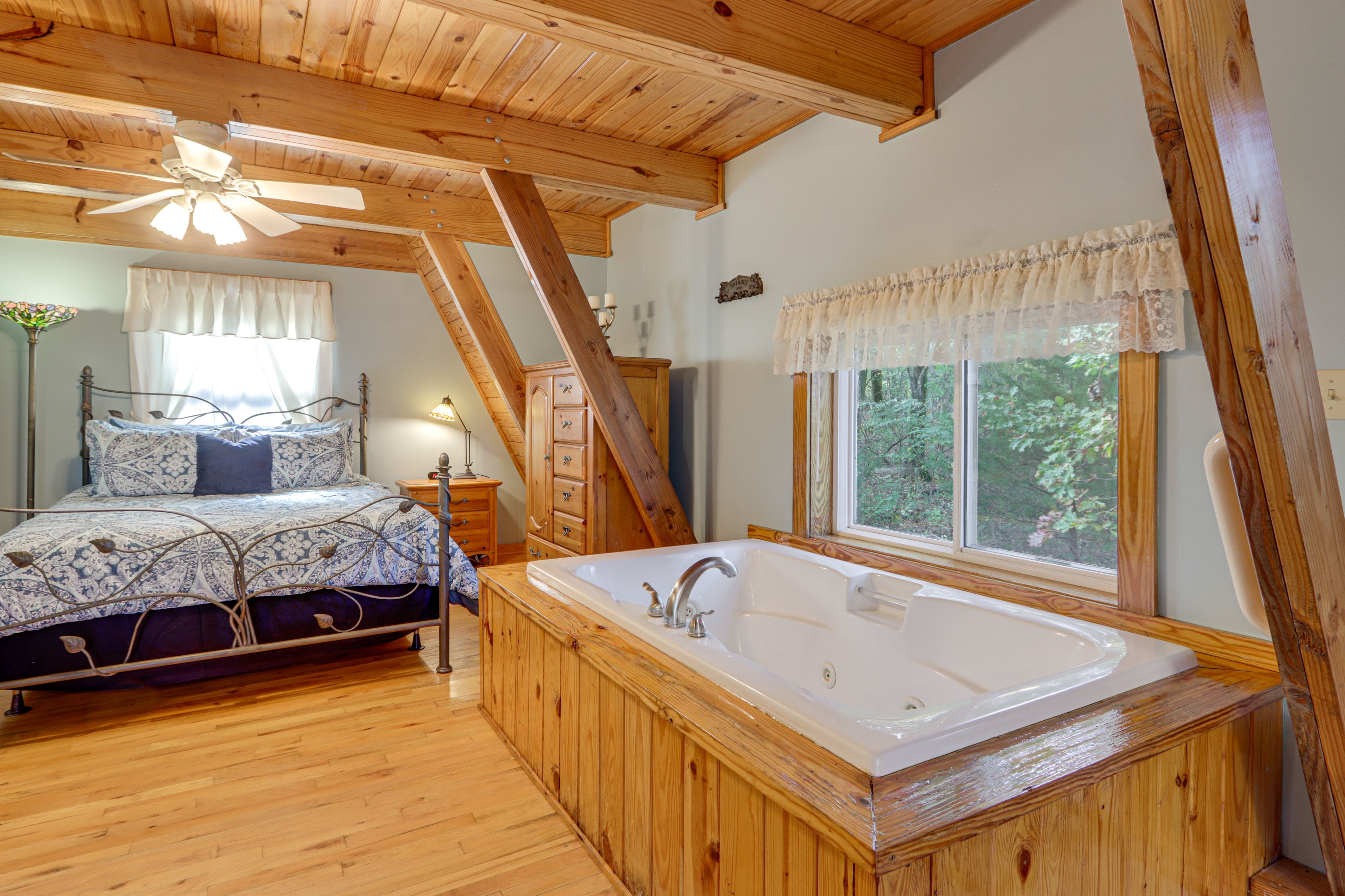 Jetted Tub | Main Floor