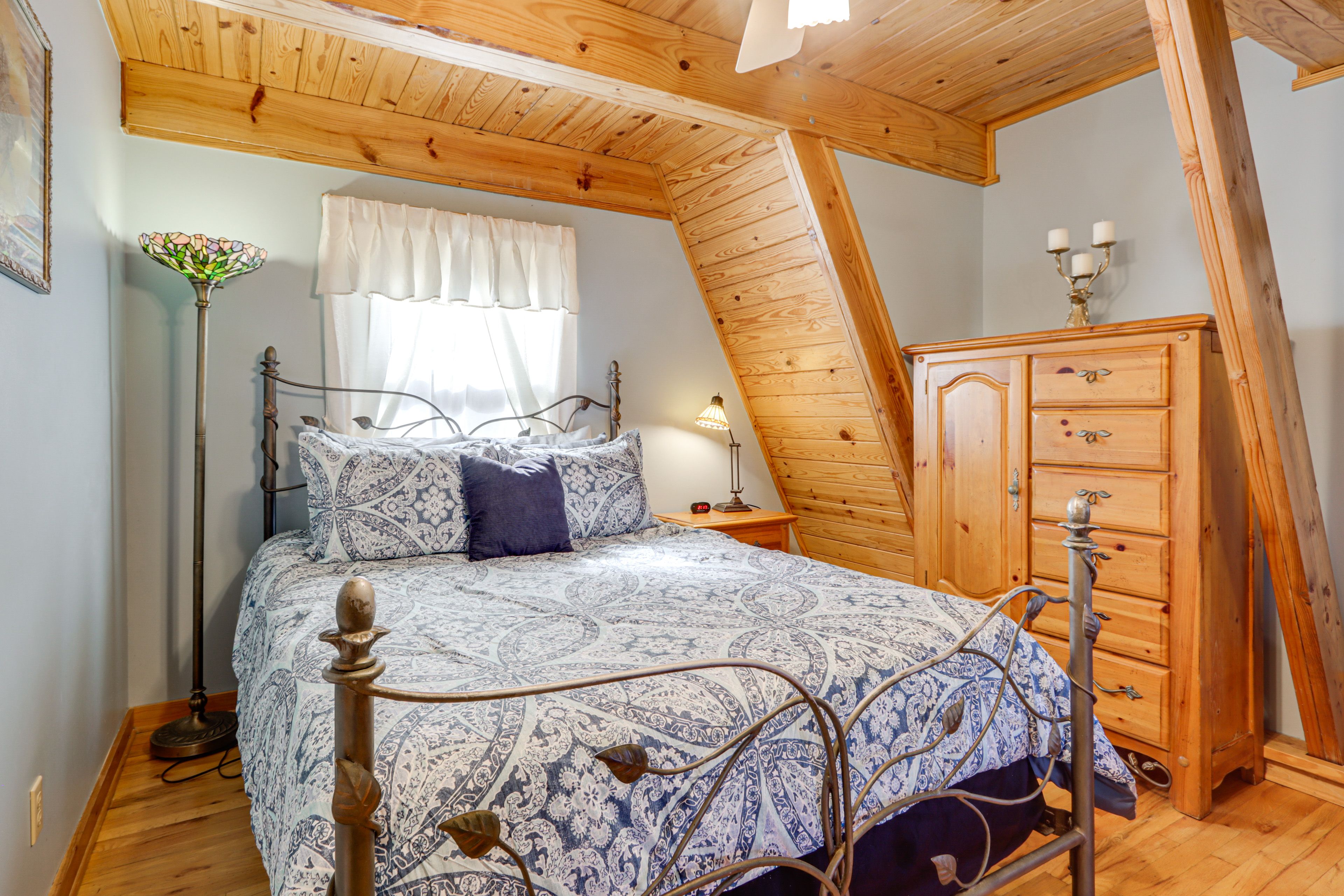 Studio | Queen Bed | Main Floor