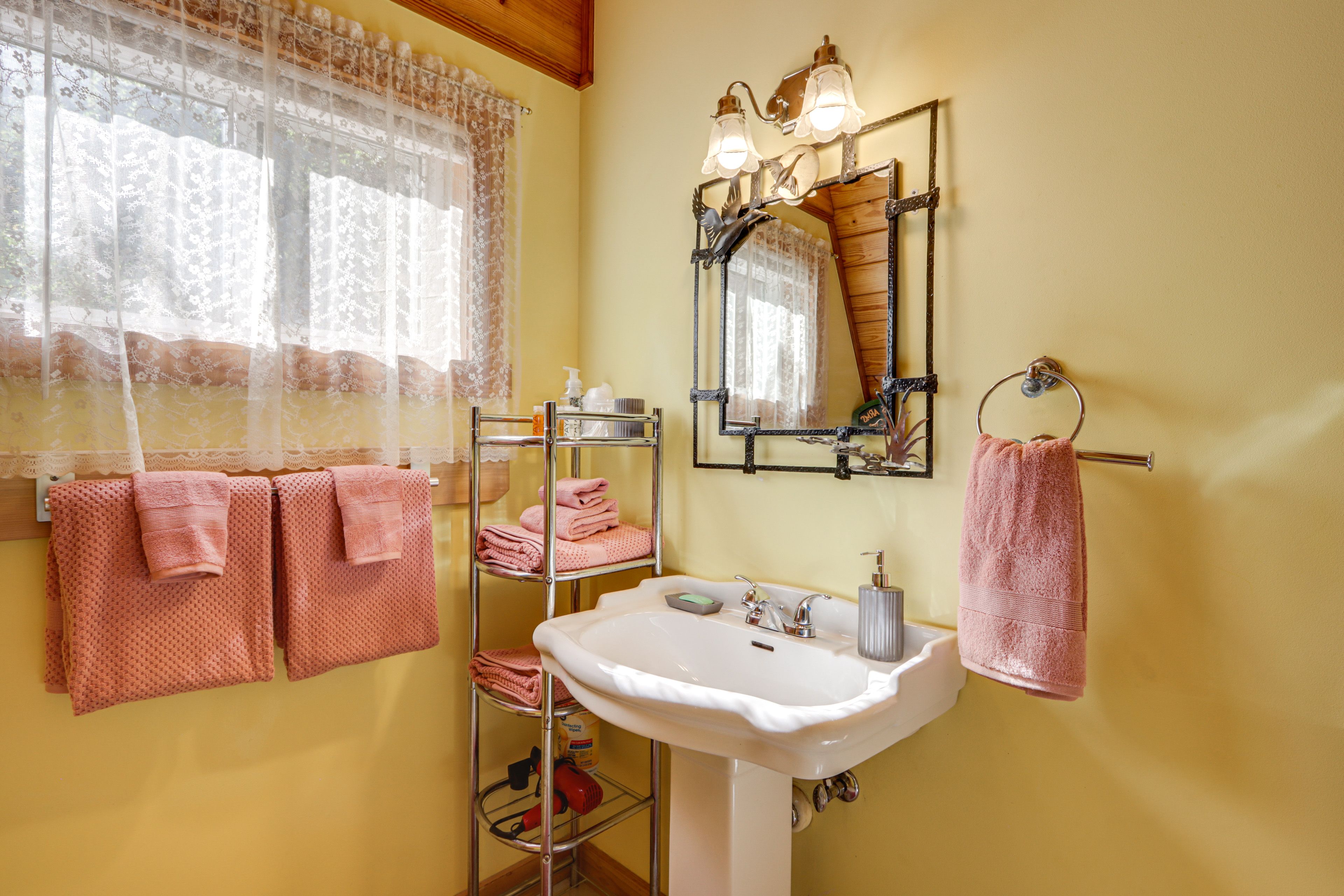 Full Bathroom | Towels Provided | Main Floor