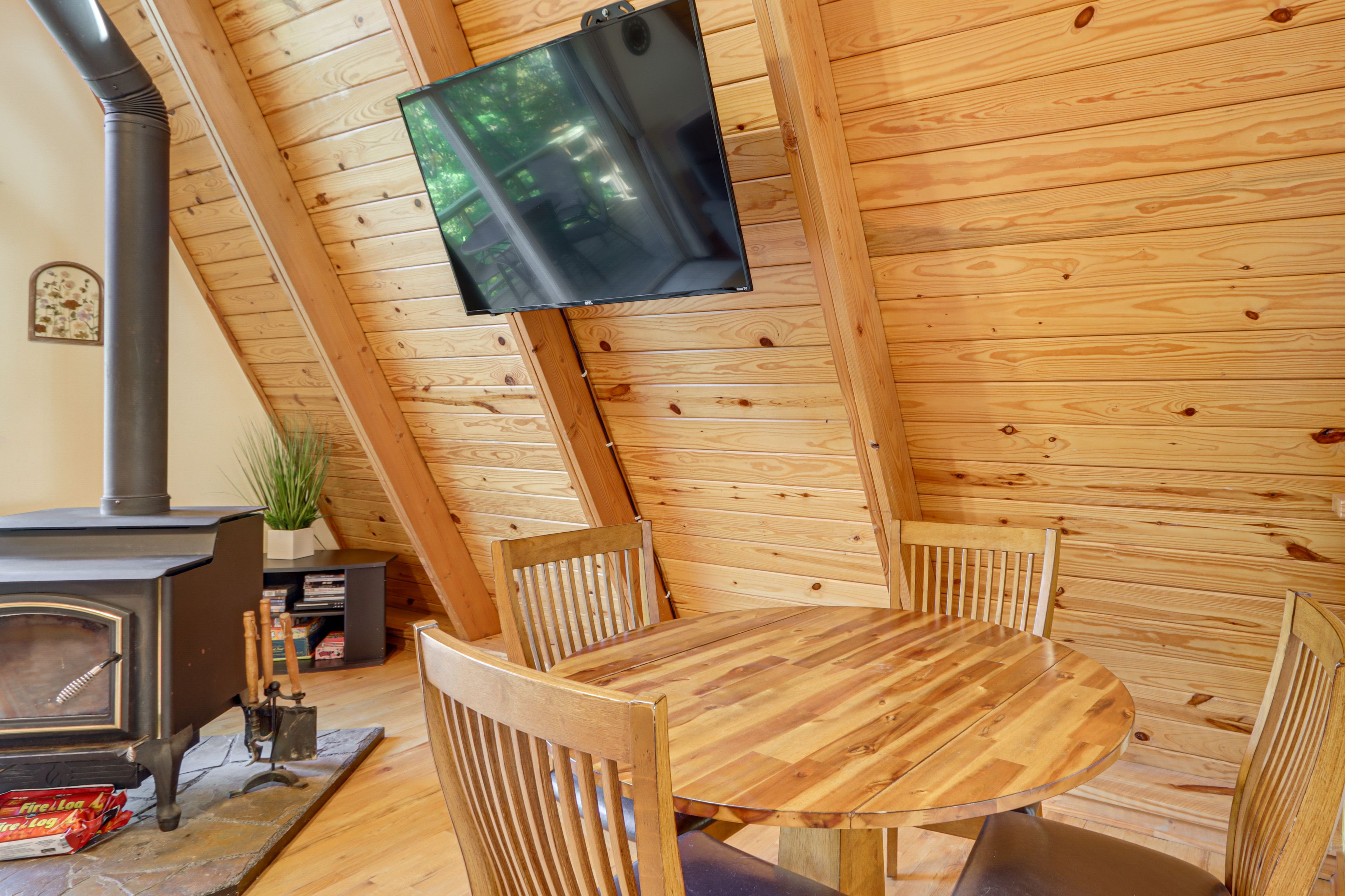 Dining Table | Dishware/Flatware | Main Floor