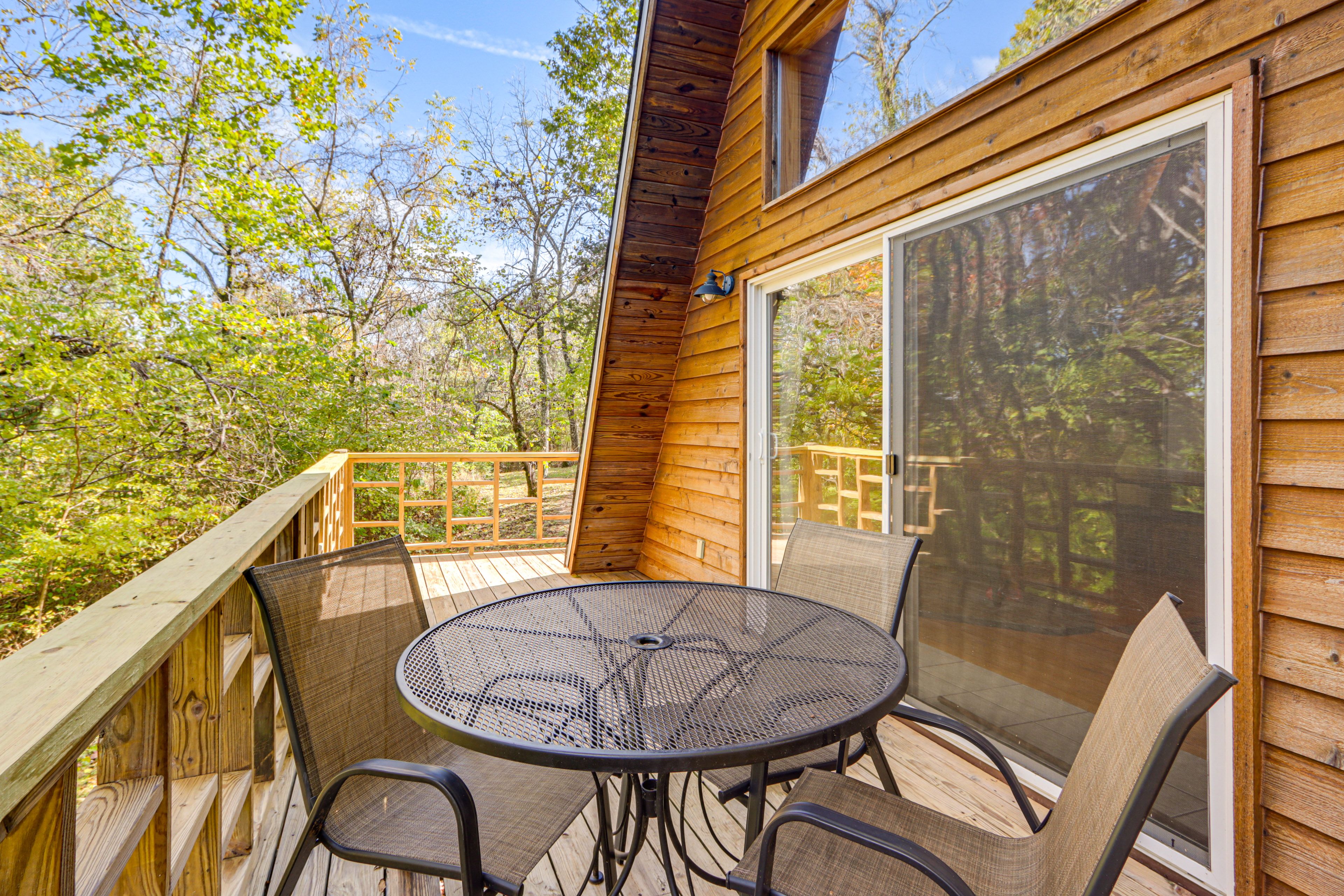 Eureka Springs Vacation Rental | Studio | 1BA | Steps to Enter | 800 Sq Ft