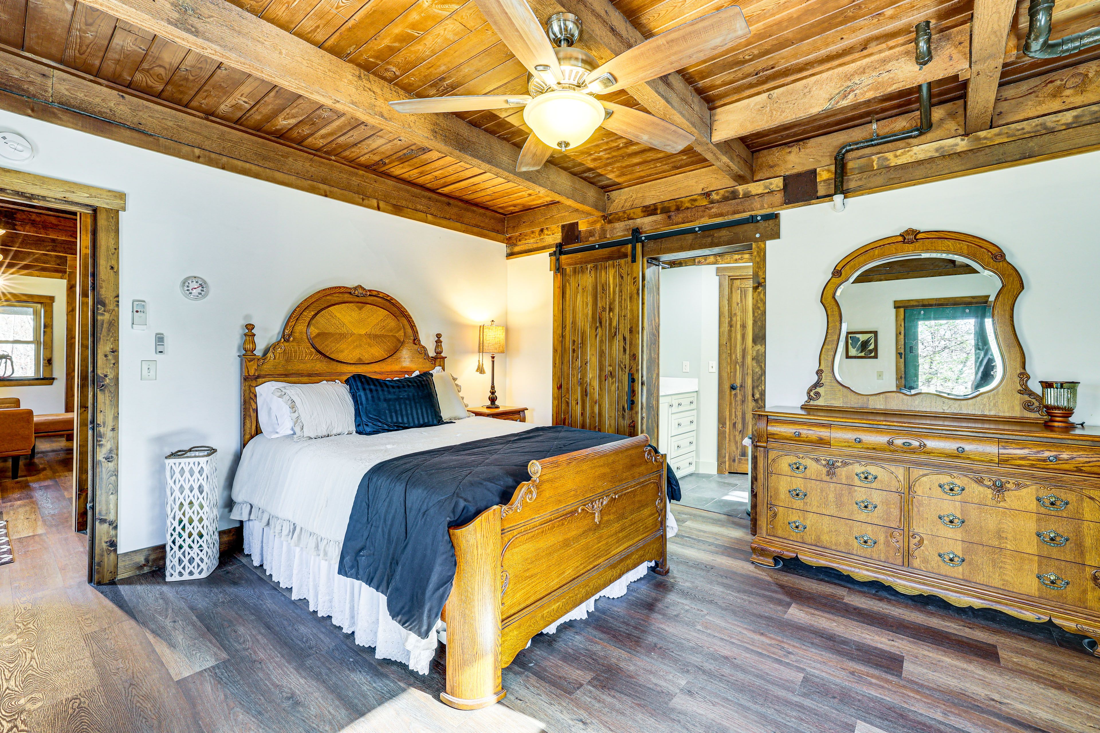 Bedroom | Queen Bed | Closet