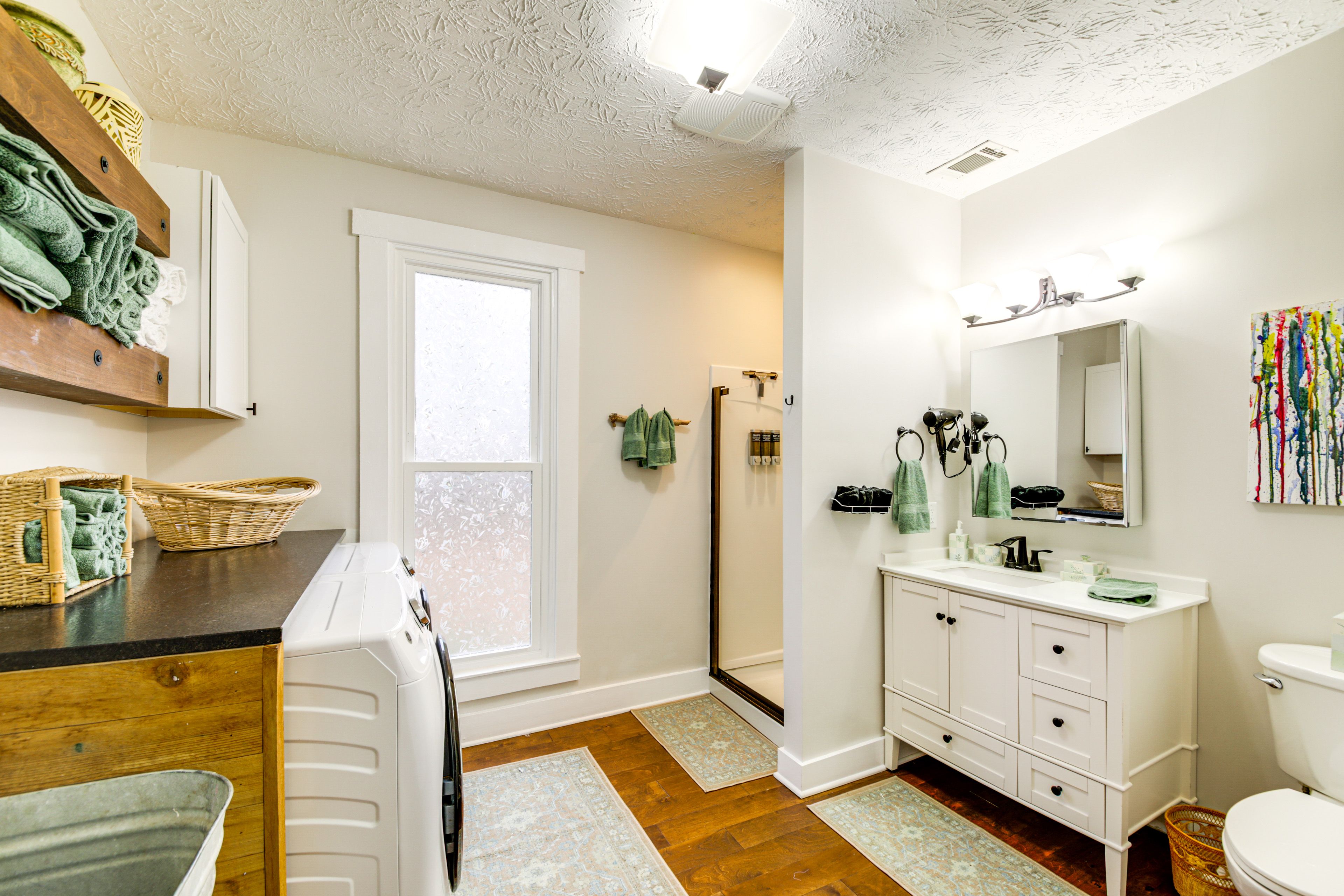 Full Bathroom | 1st Floor | Complimentary Toiletries | Washer/Dryer