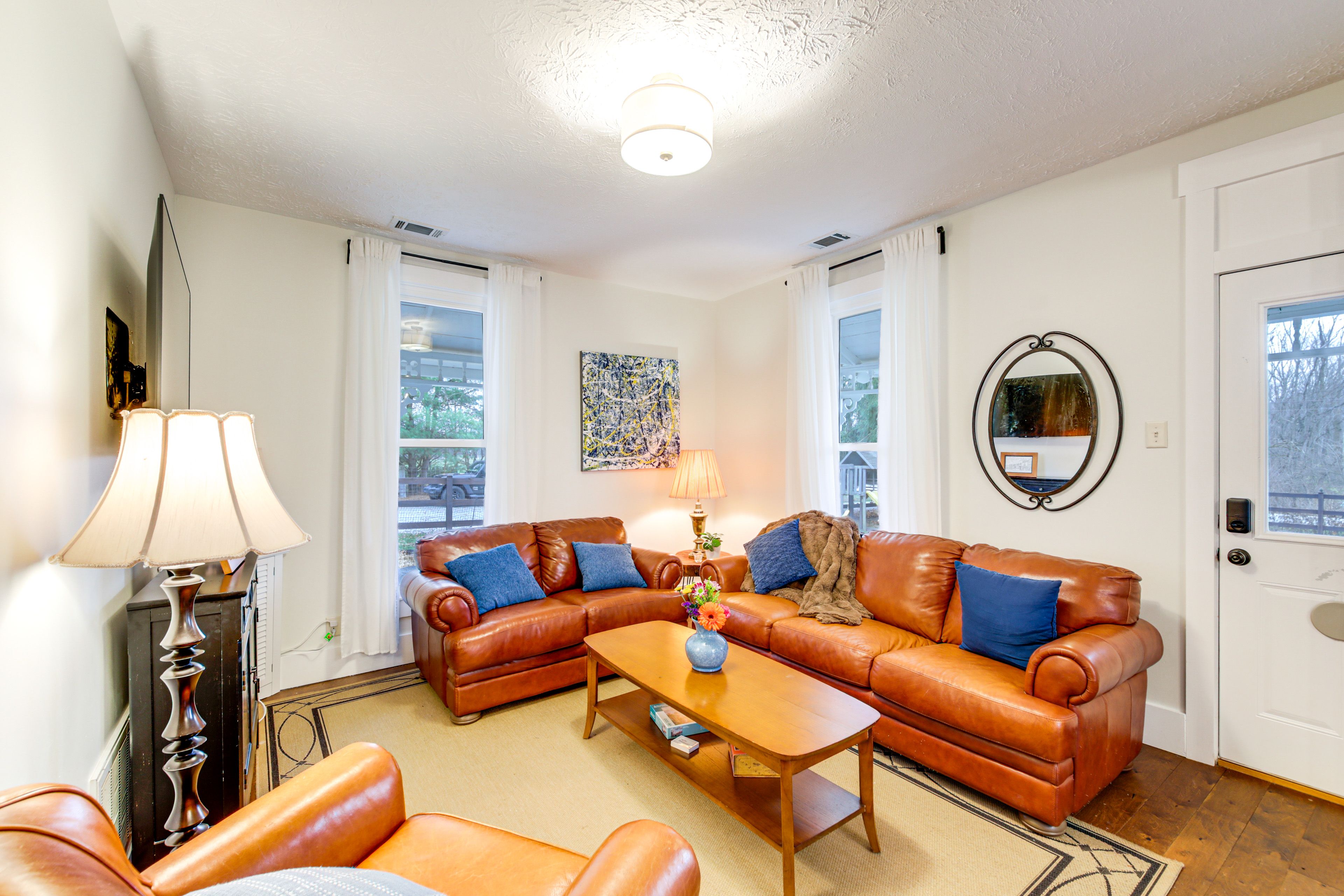 Living Room | 1st Floor | Smart TV | Board Games