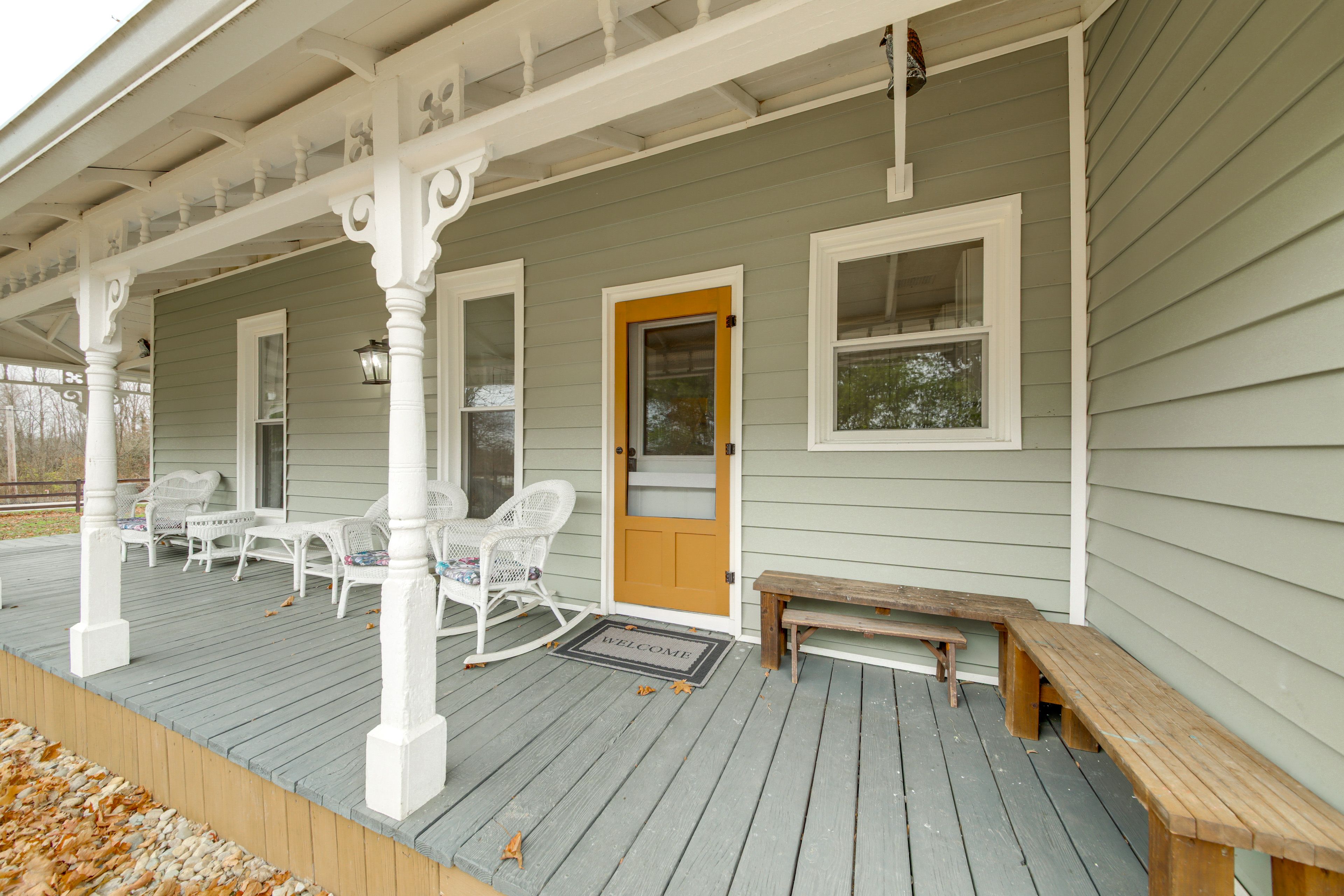 Covered Porch w/ Seating