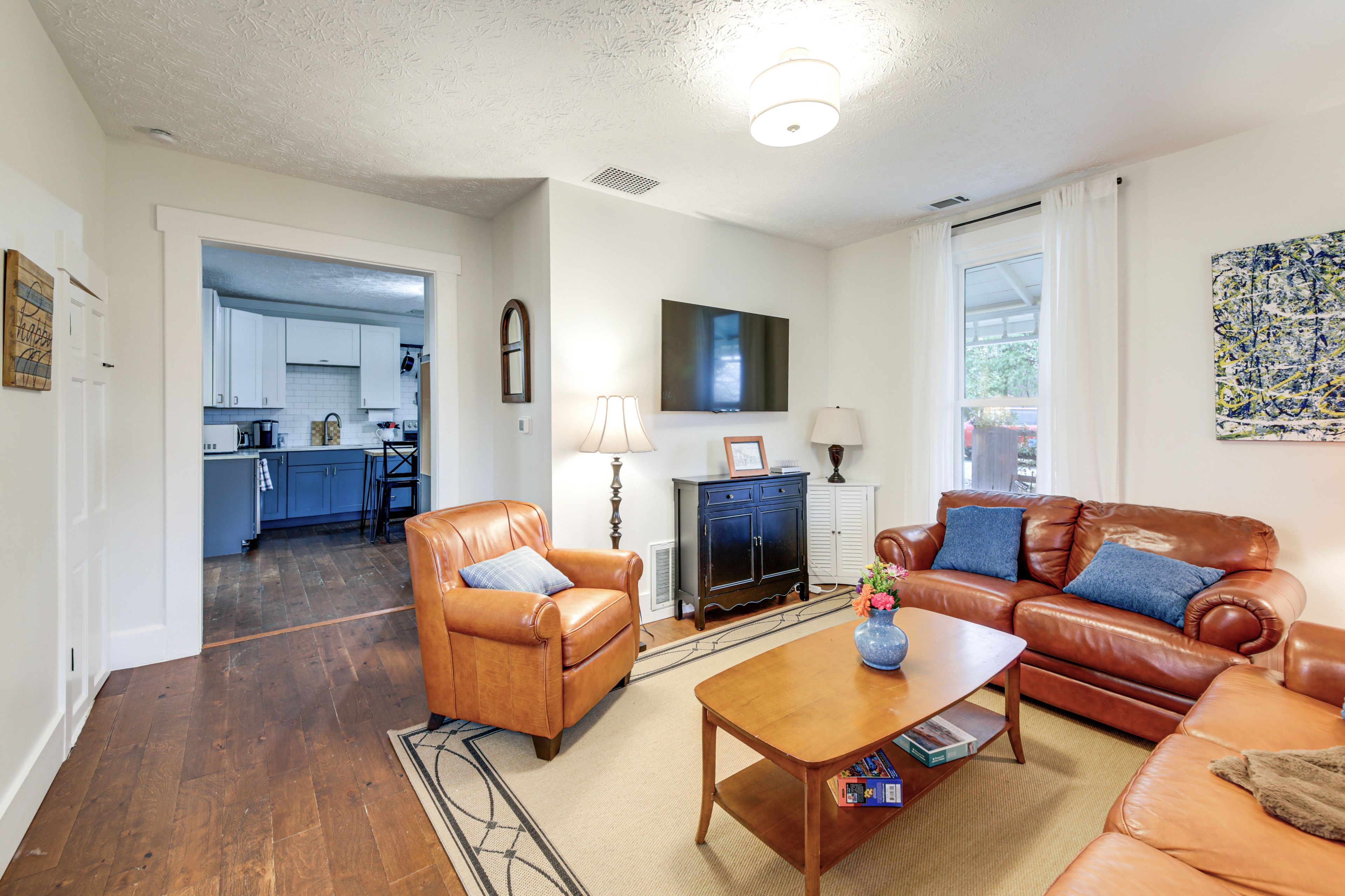 Property Interior | Central A/C & Heating | Free WiFi