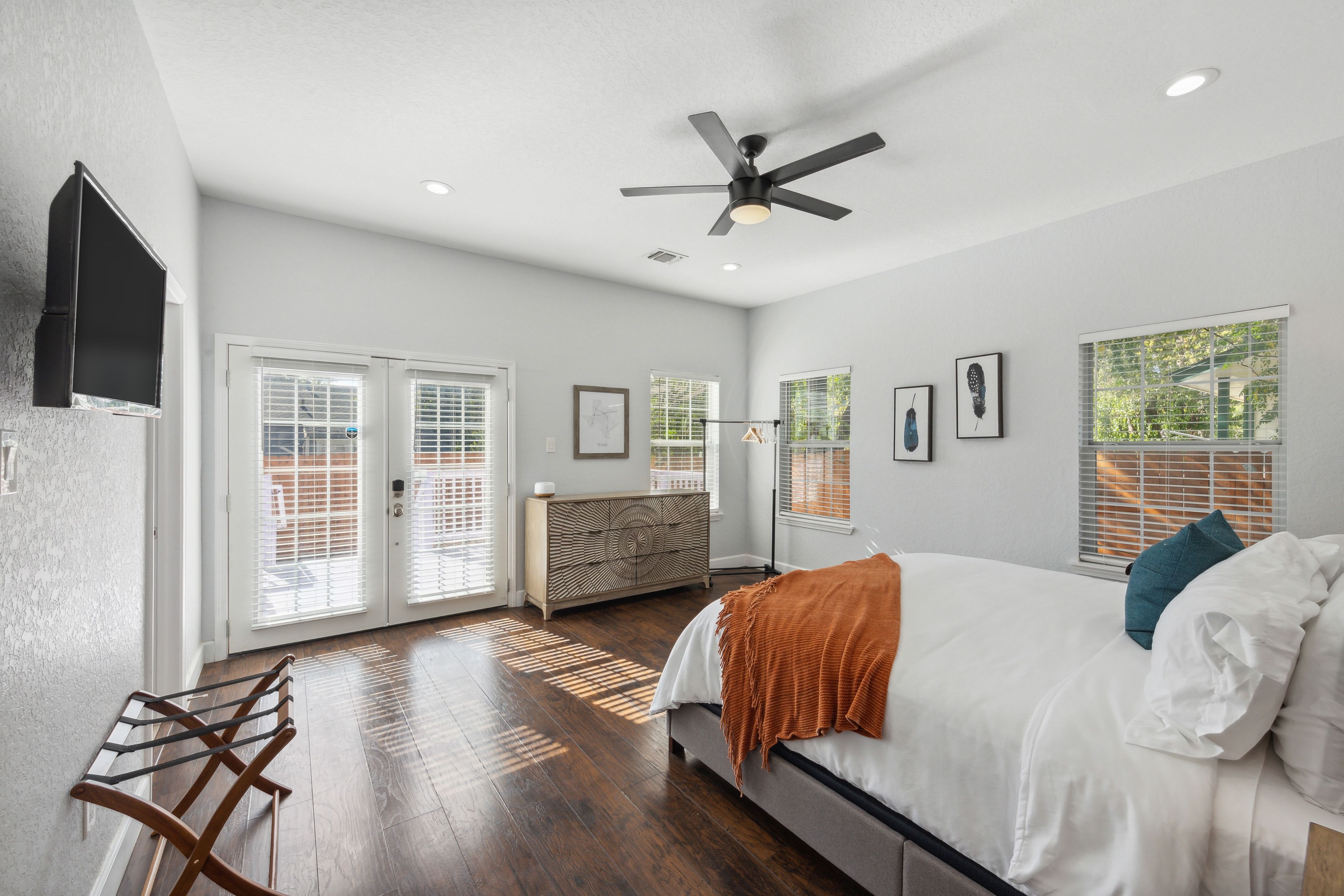 Bedroom 1 | King Bed | Smart TV | Linens Provided