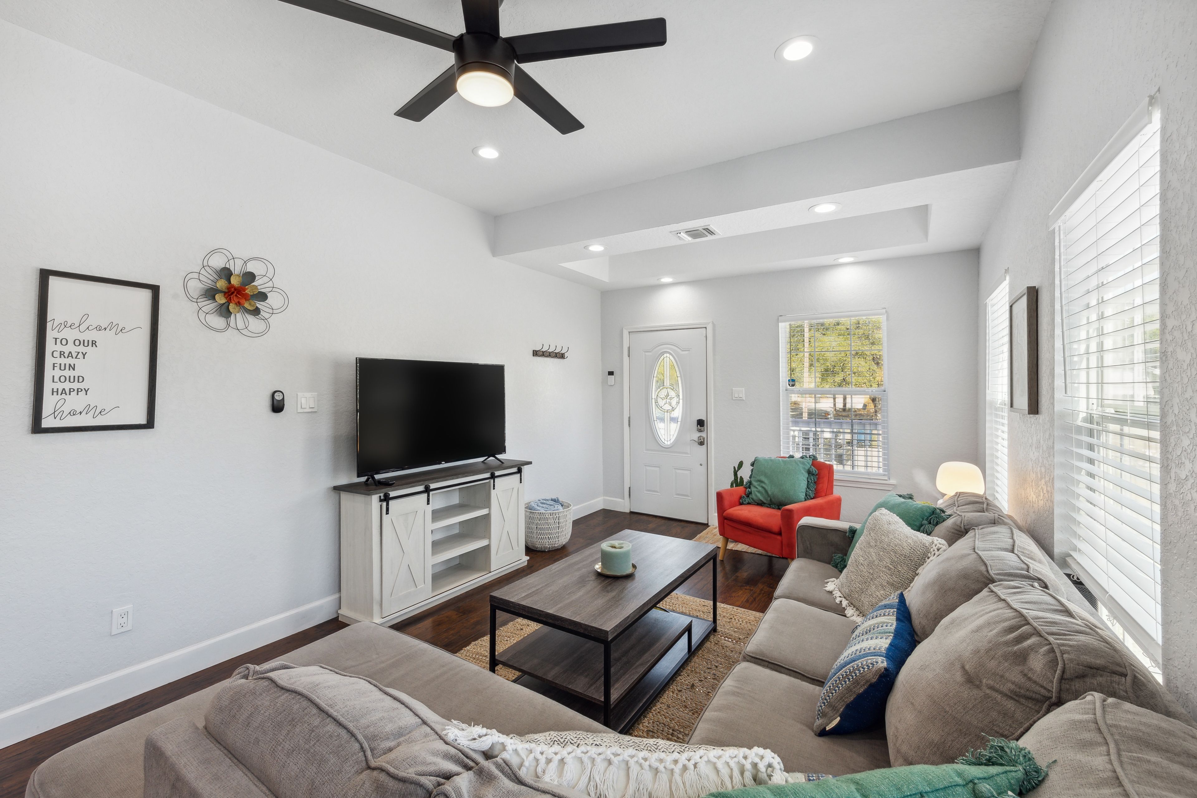 Living Room | Sleeper Sofa | Smart TV | Free WiFi | Central A/C & Heating