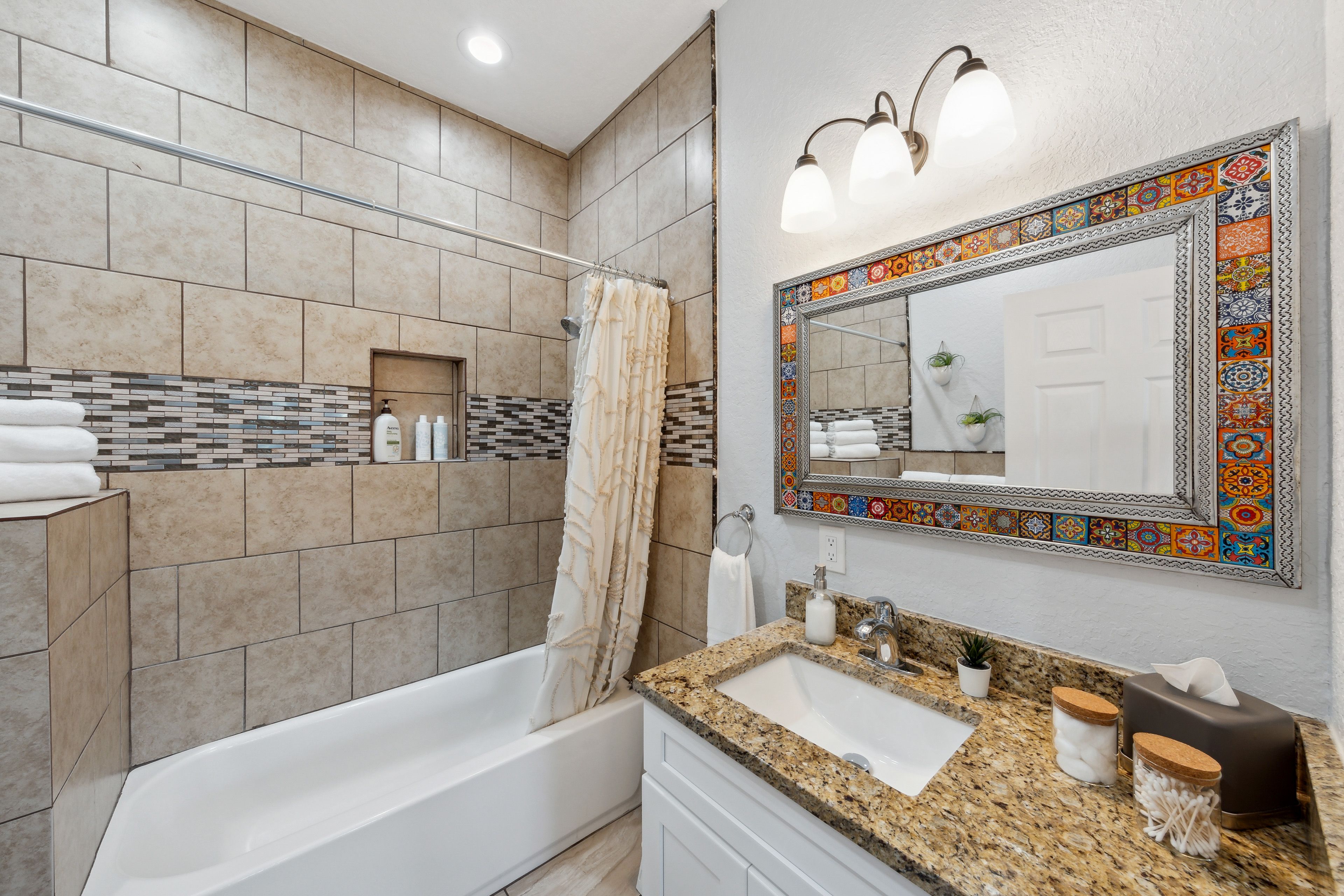 Full Bathroom | Complimentary Toiletries