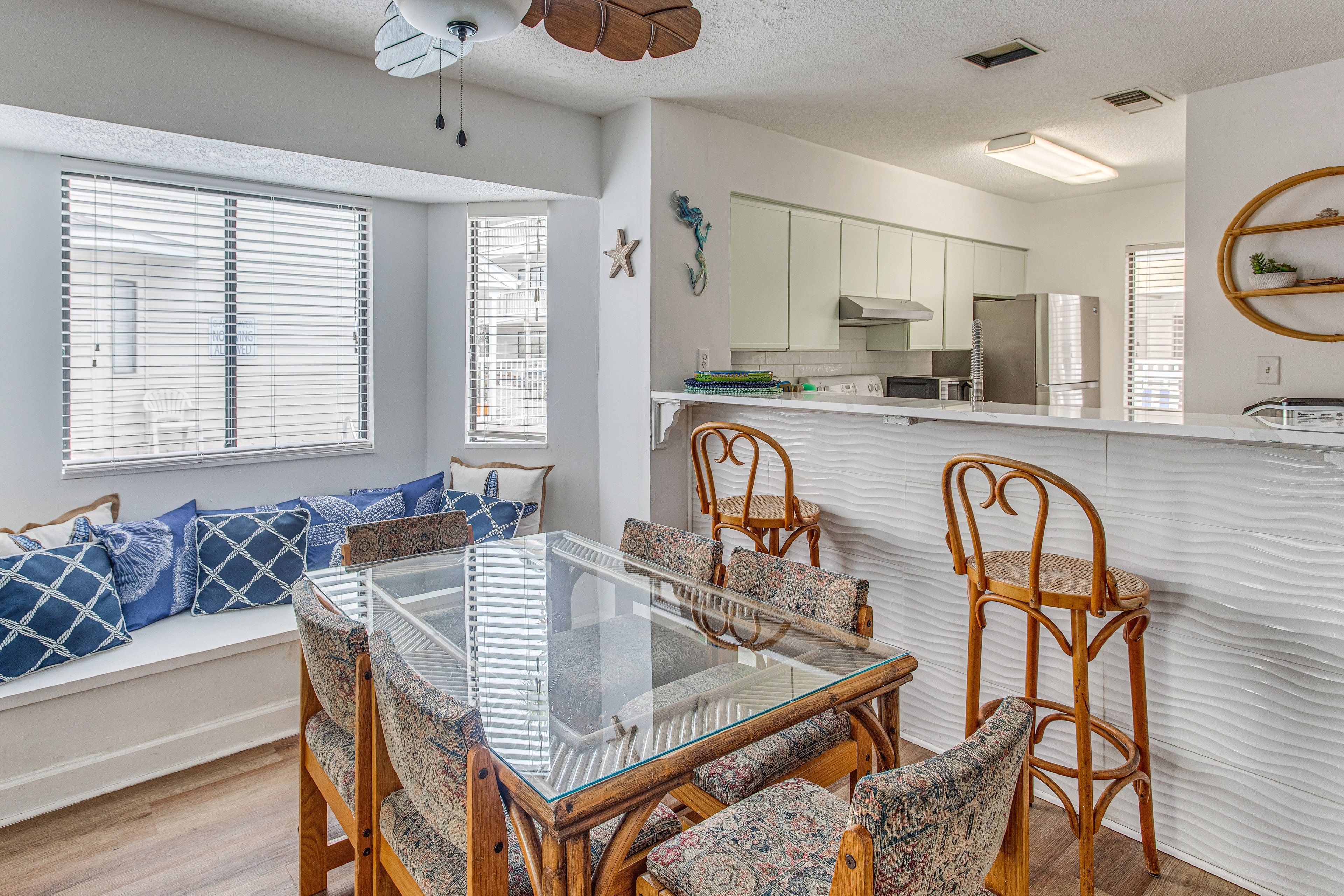 Dining Area | Dishware/Flatware Provided | 1st Floor