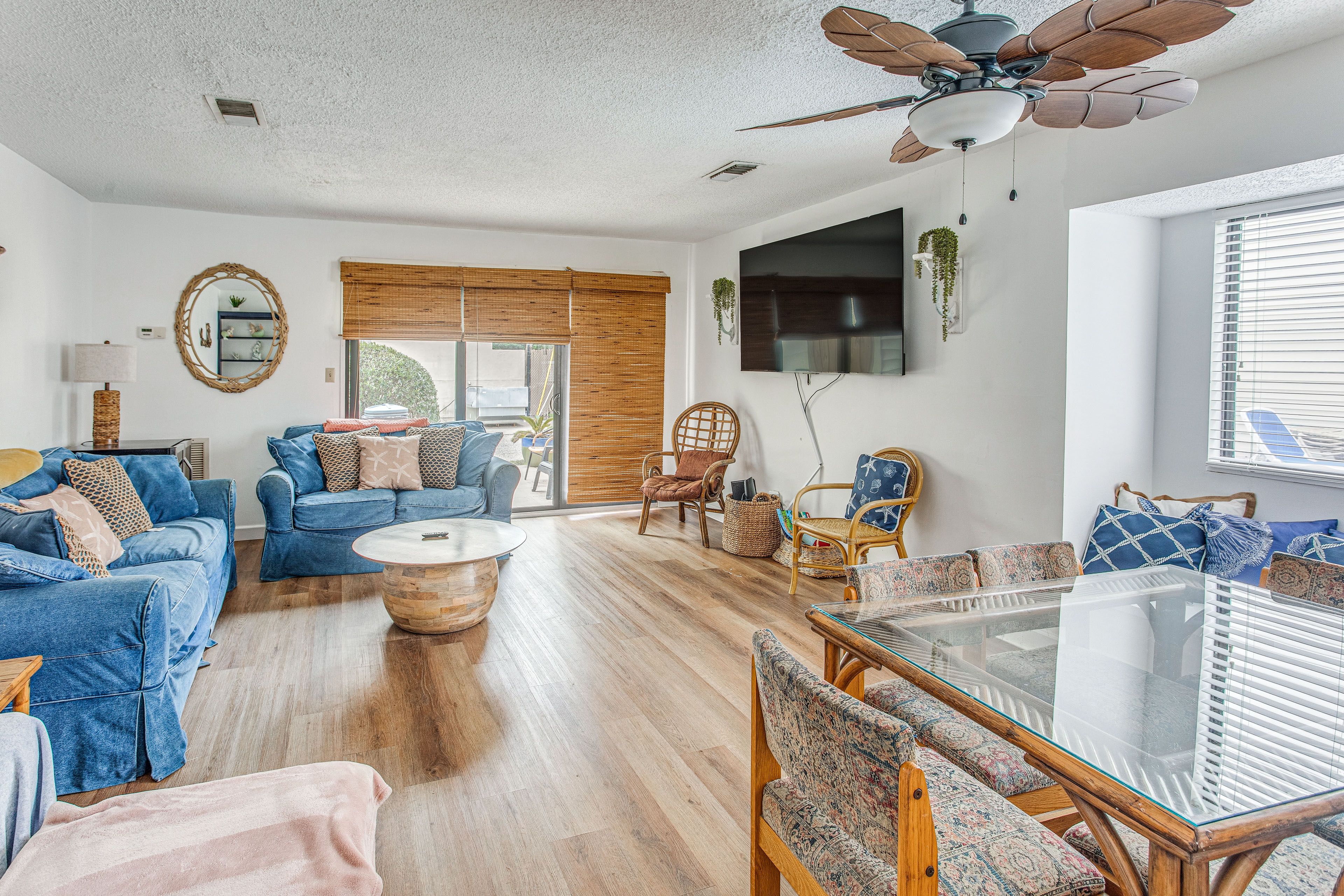 Living Room | Free WiFi | Central Air Conditioning/Heat