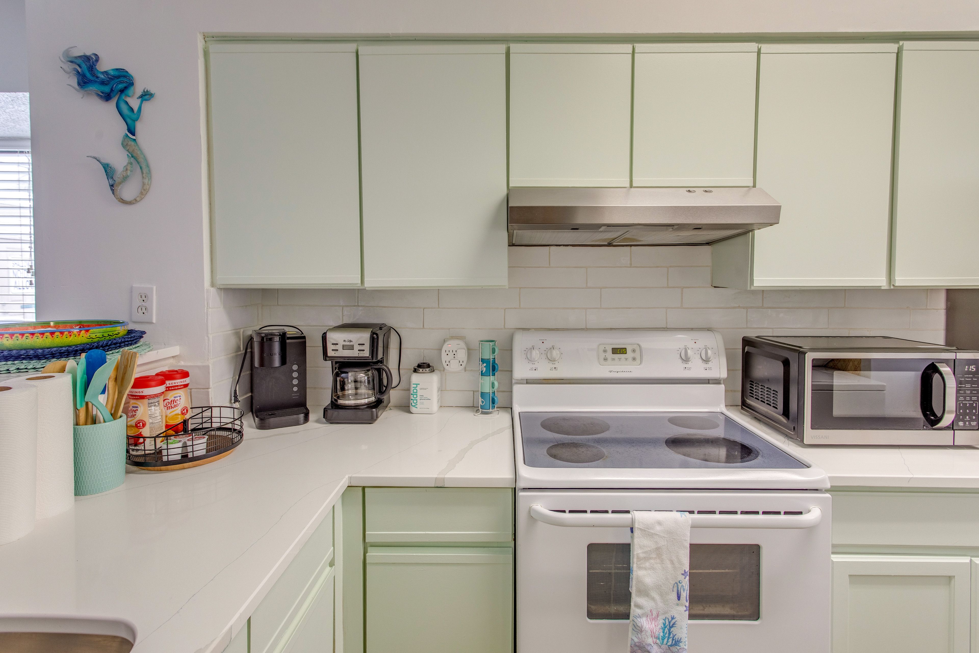 Kitchen | Refrigerator | Dishwasher | Washer/Dryer | 1st Floor