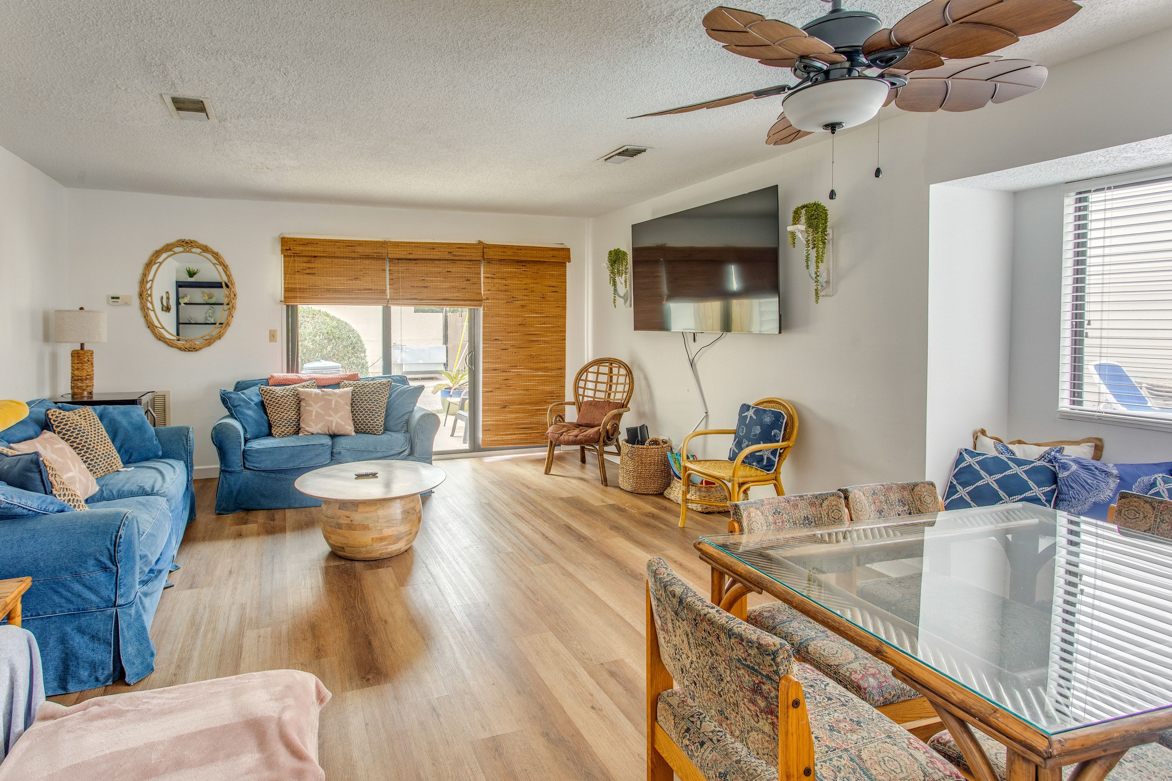 Living Room | Free WiFi | Central Air Conditioning/Heat