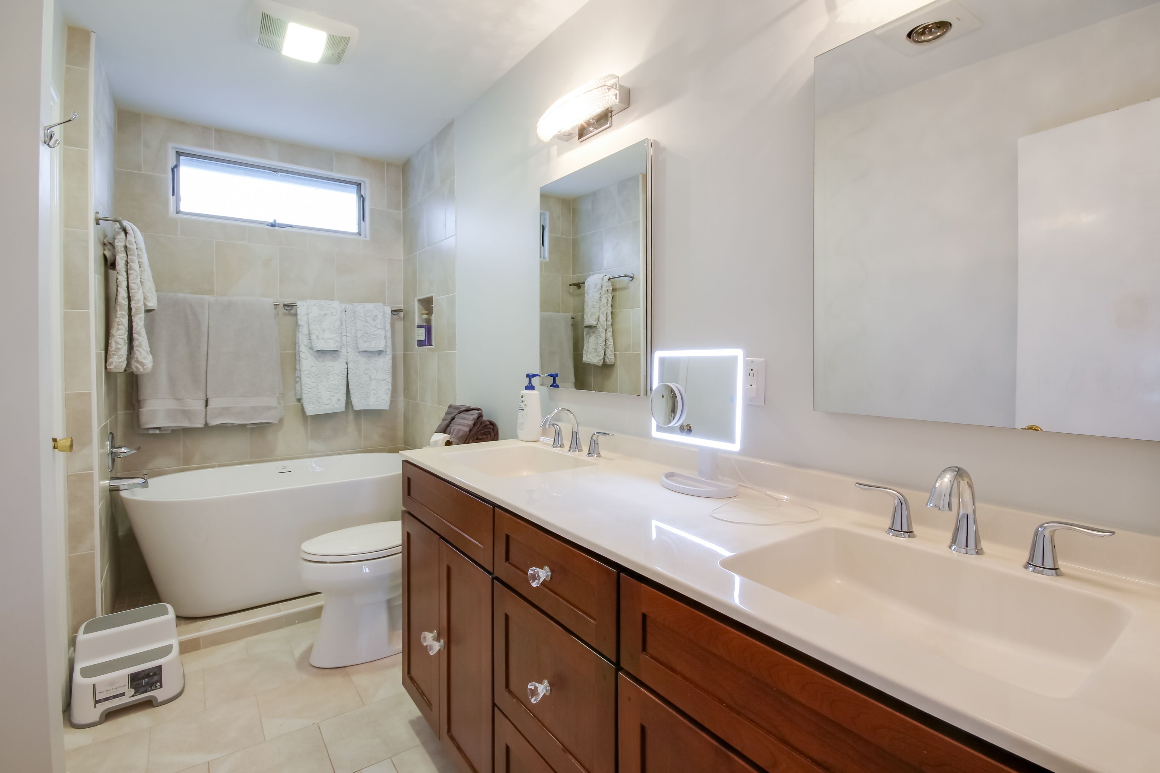 Full Bathroom | 2nd Floor | Towels Provided