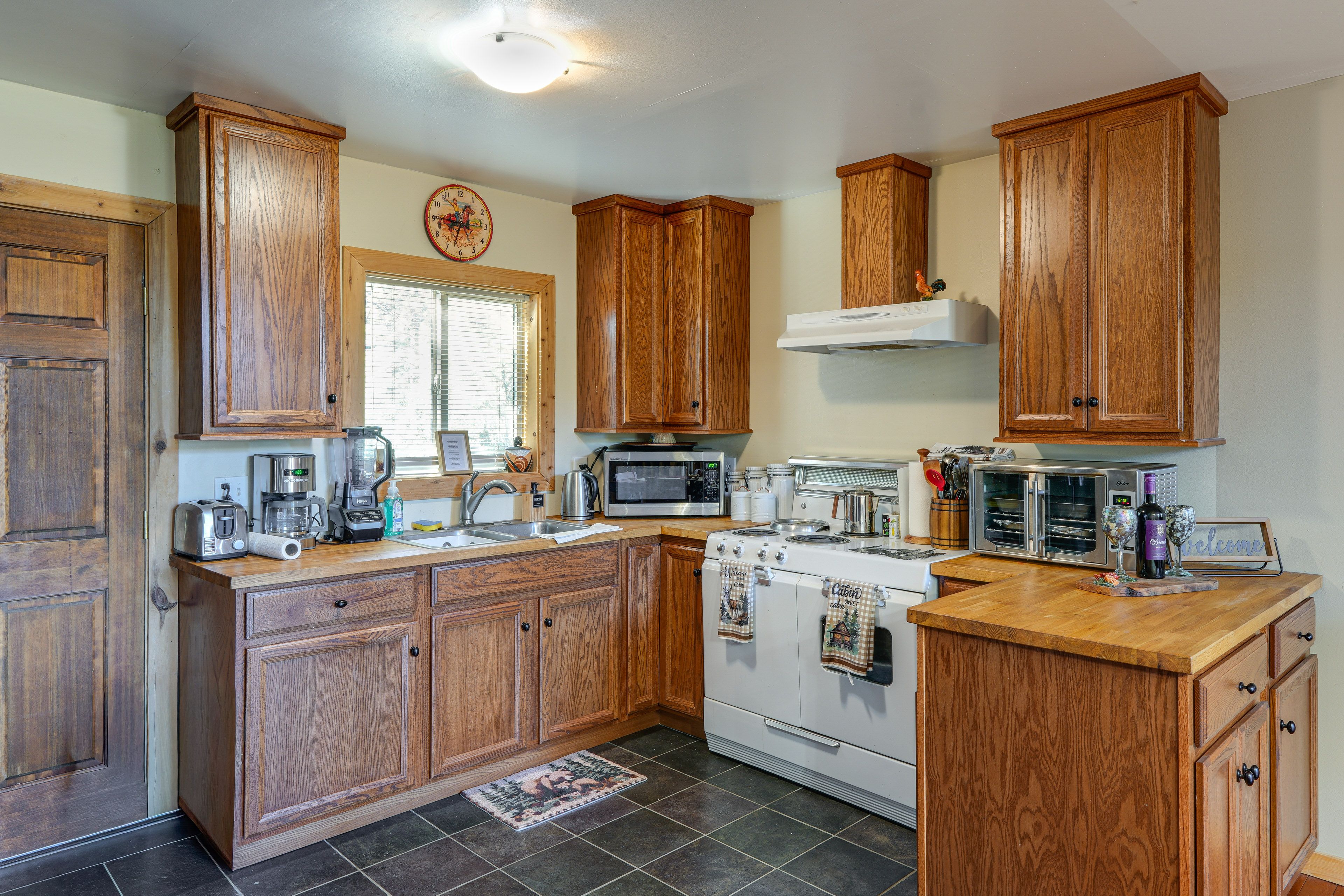 Kitchen | Air Fryer | In-Unit Laundry