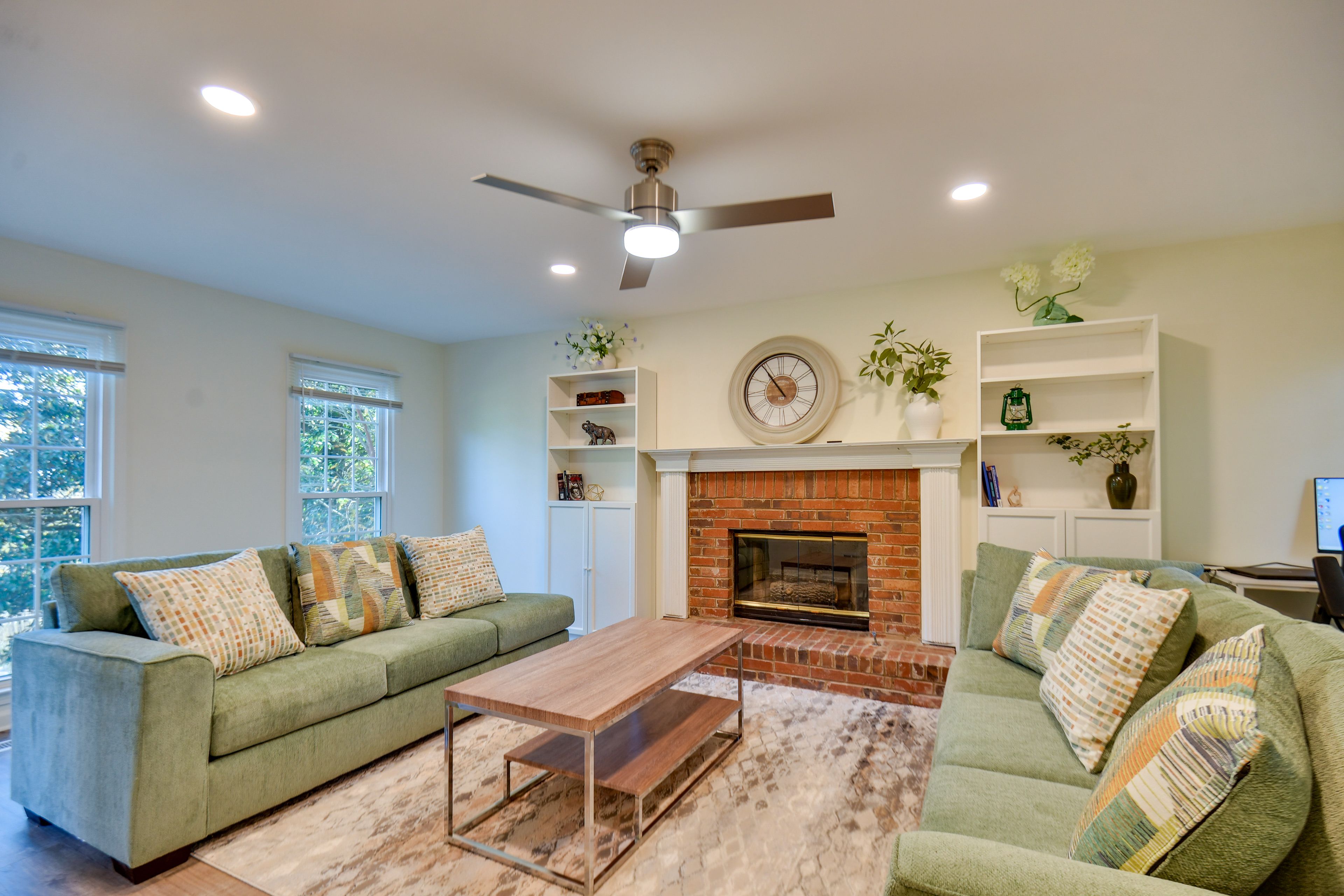 Living Room | Free WiFi | Central Heating & A/C | Smart TV | 1st Floor