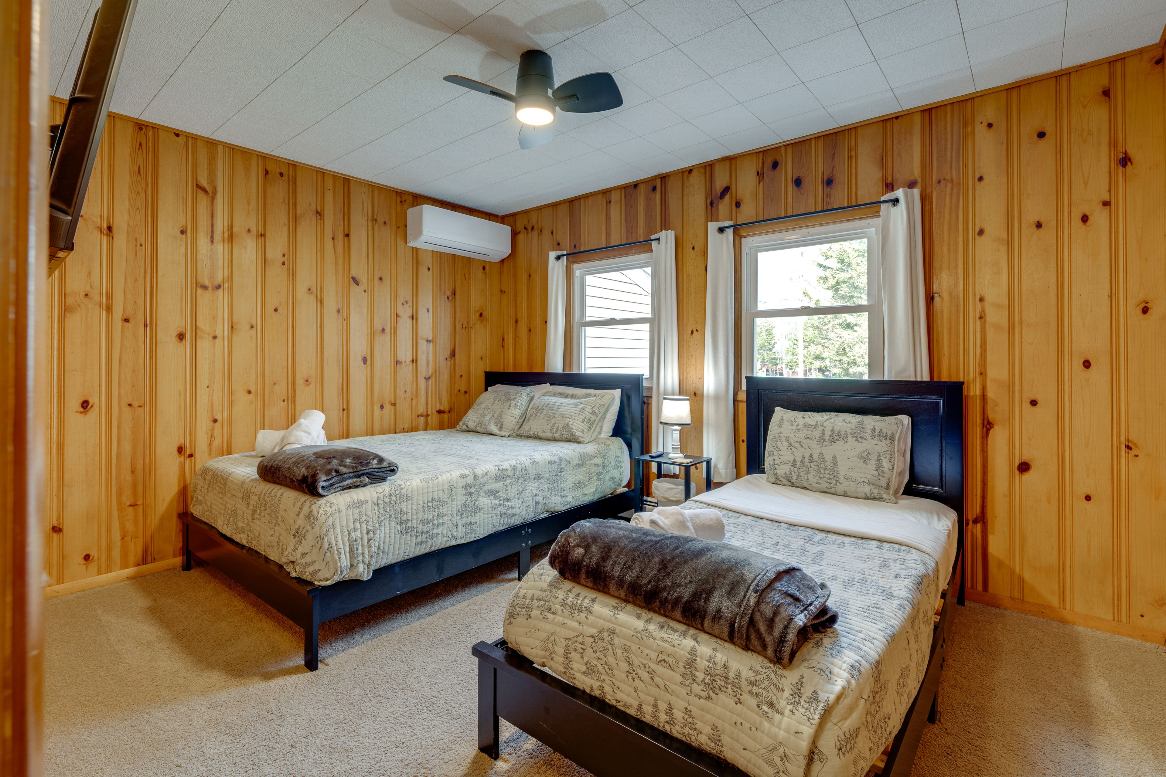 Bedroom 2 | Queen Bed | Twin Bed | Smart TV