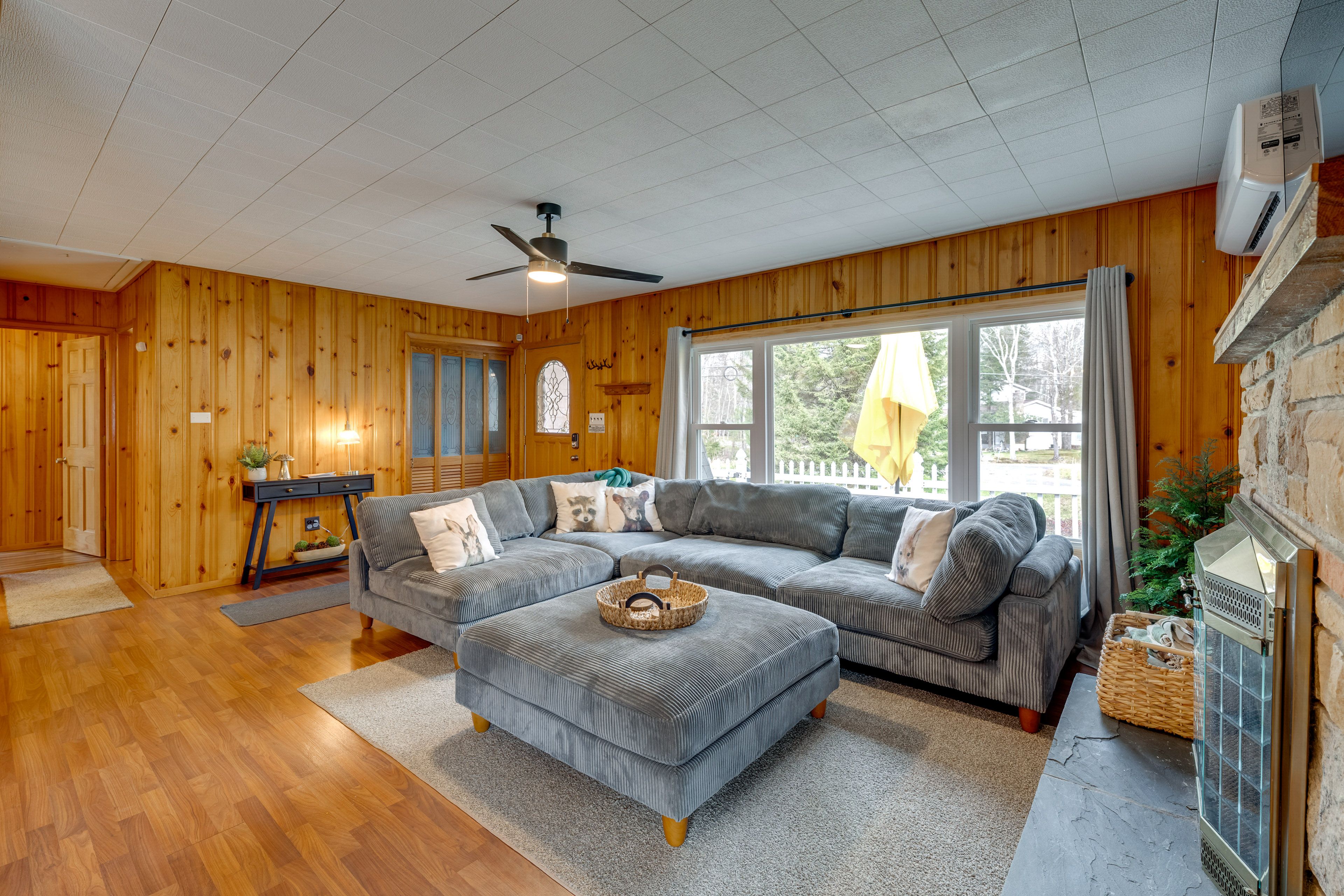 Living Room | Smart TV | Free WiFi | Central Air Conditioning/Heat