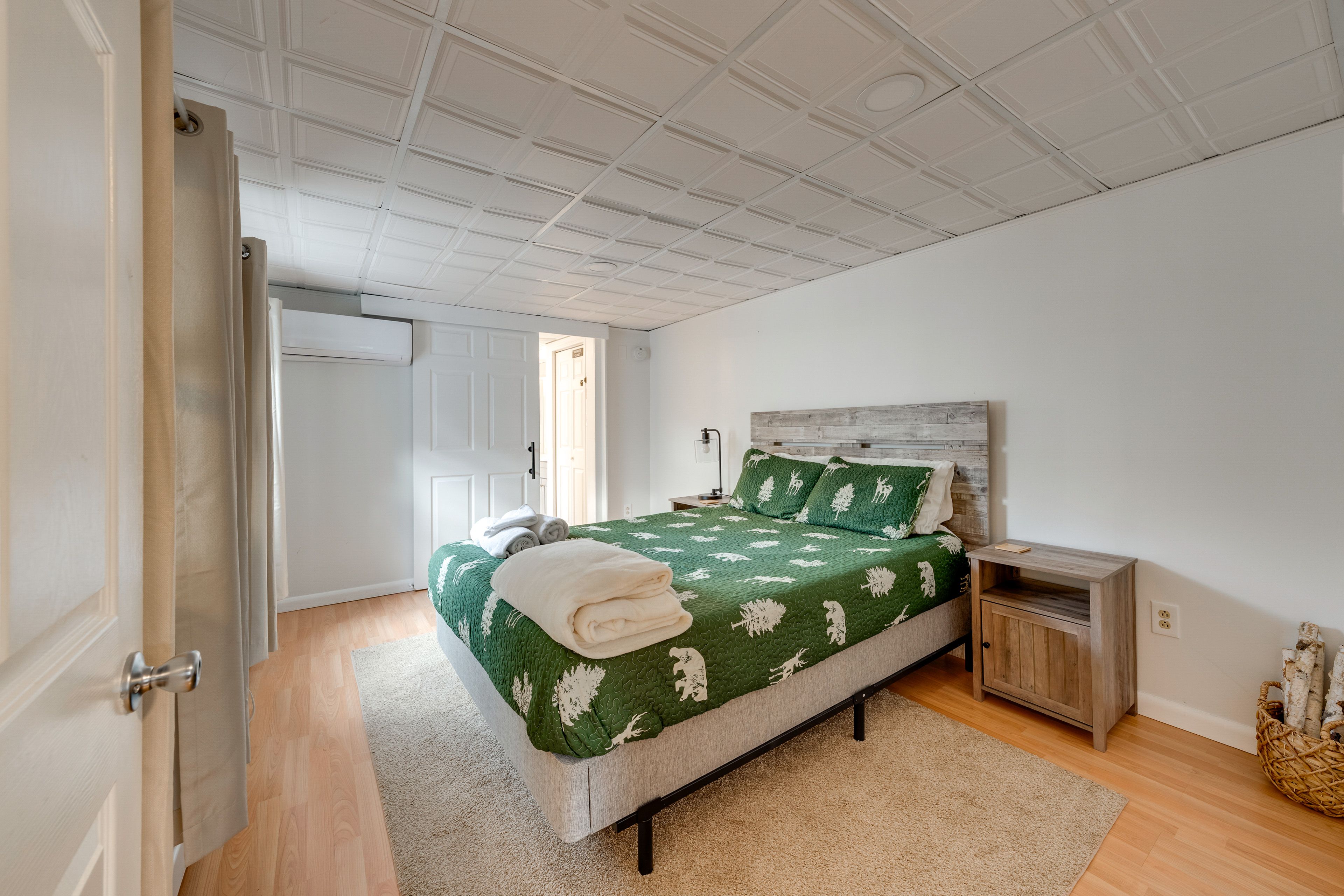 Bedroom 1 | Queen Bed