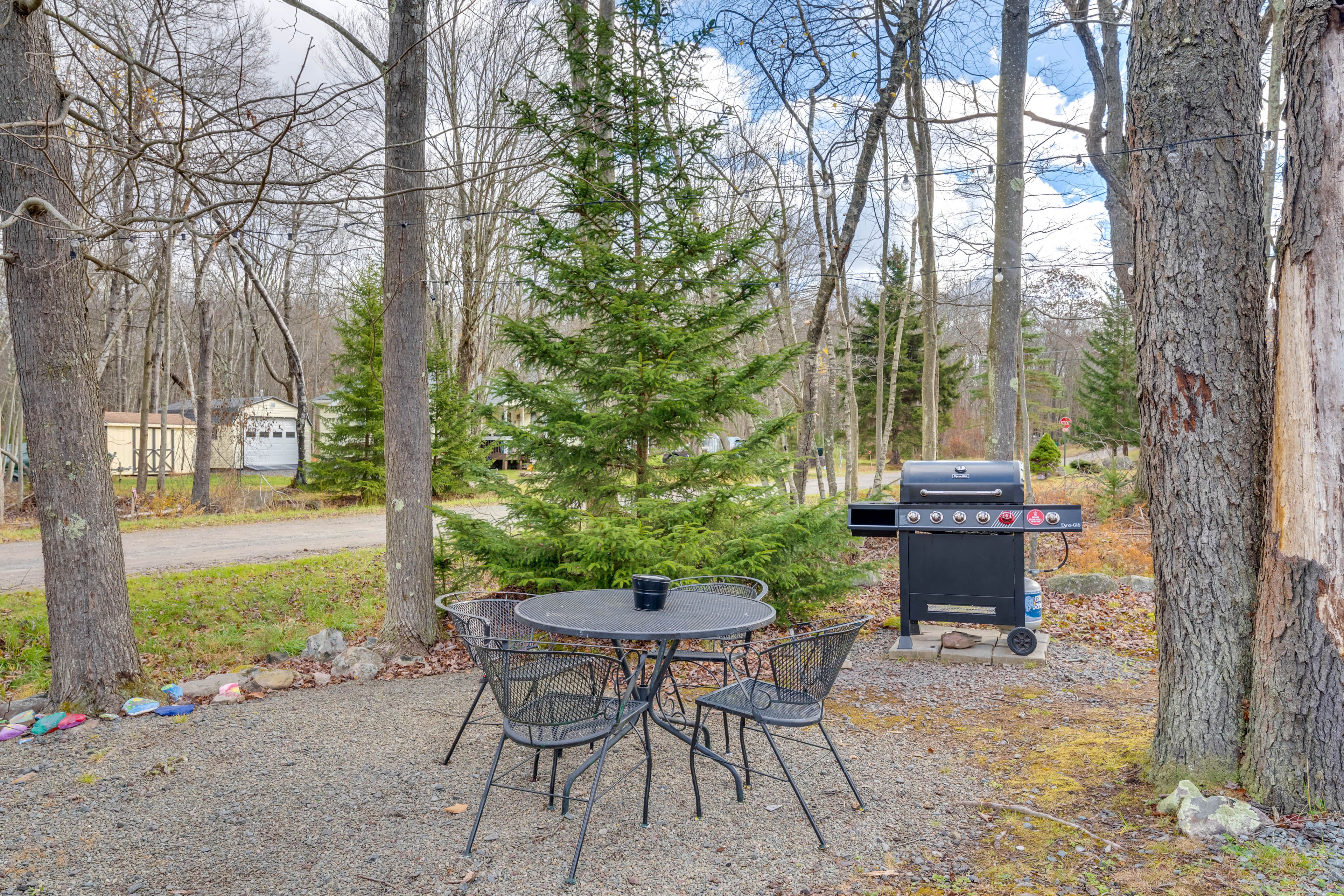 Yard | Gas Grill | Dining Area | Fire Pit