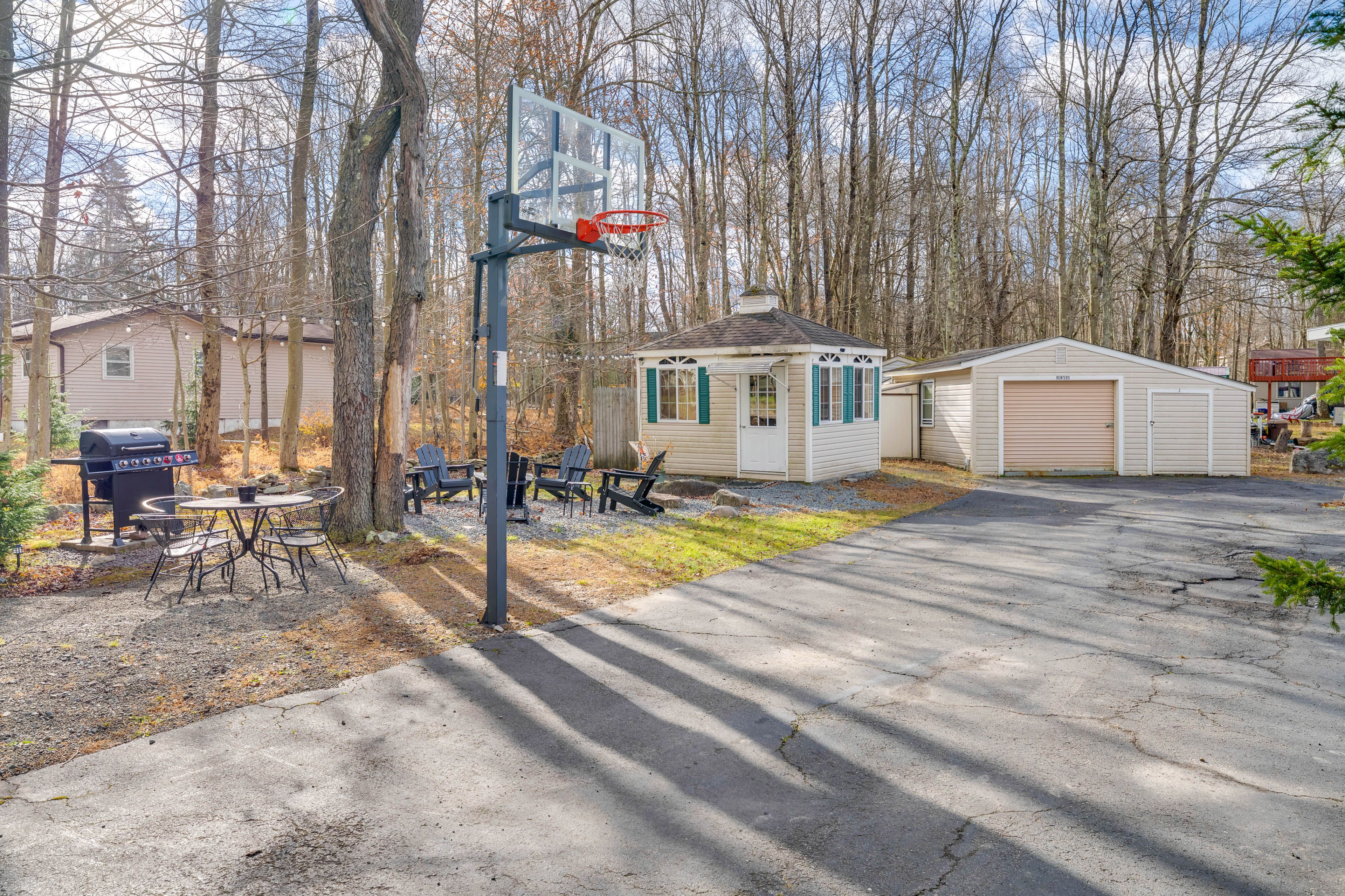 Parking | 2 Driveways (6 Vehicles Max)