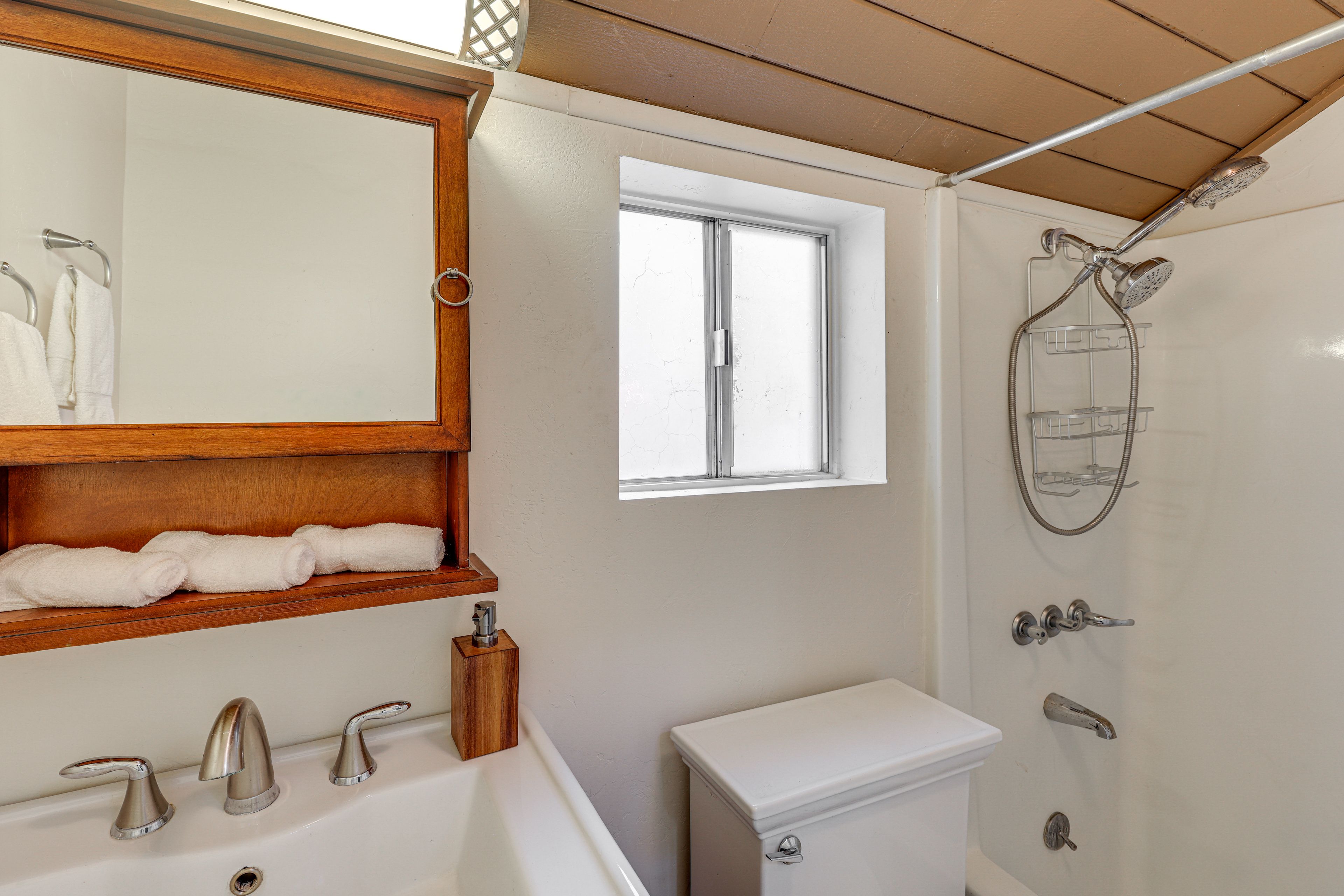 Full Bathroom | 2nd Floor | Complimentary Toiletries