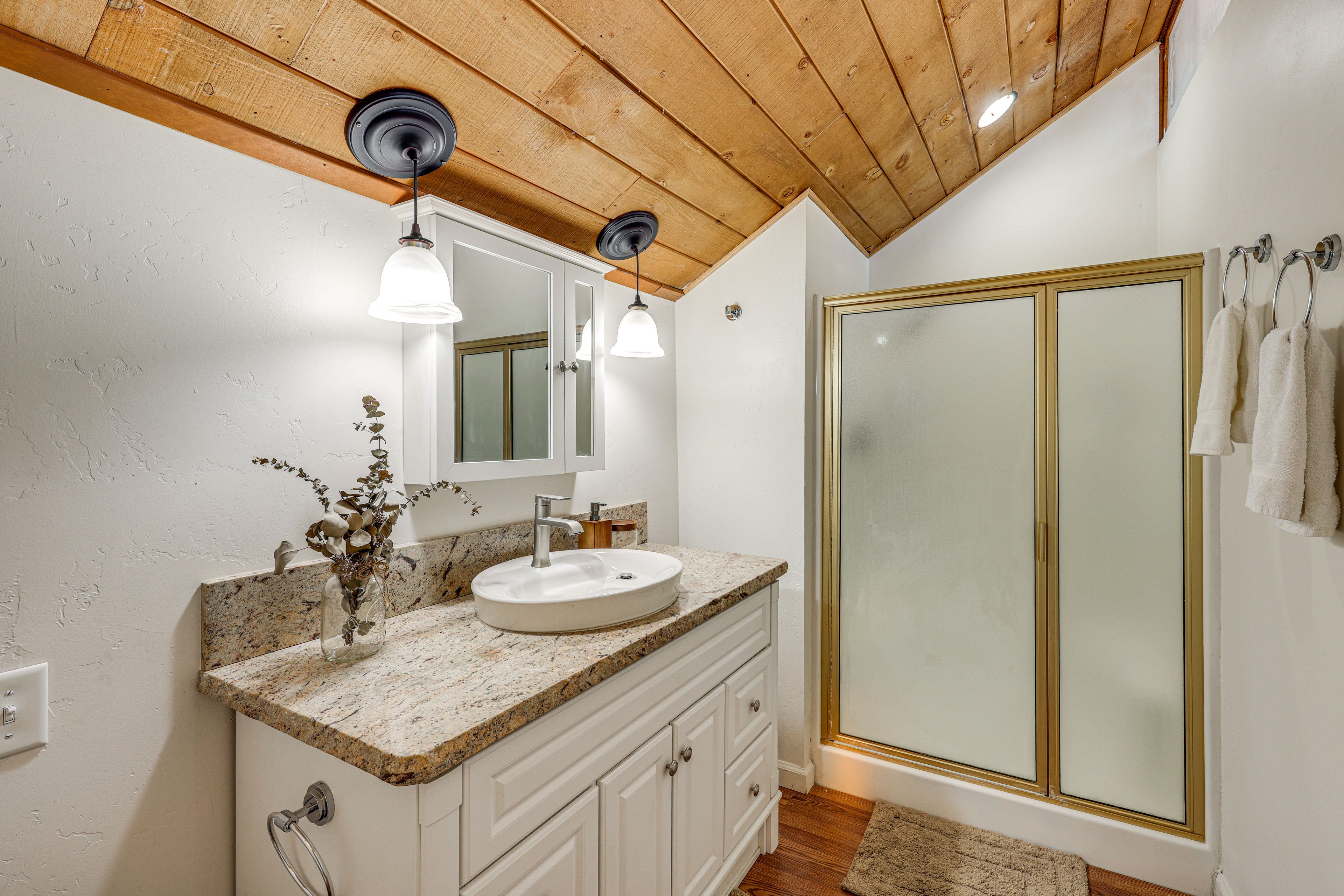 Full Bathroom | 2nd Floor | Towels Provided