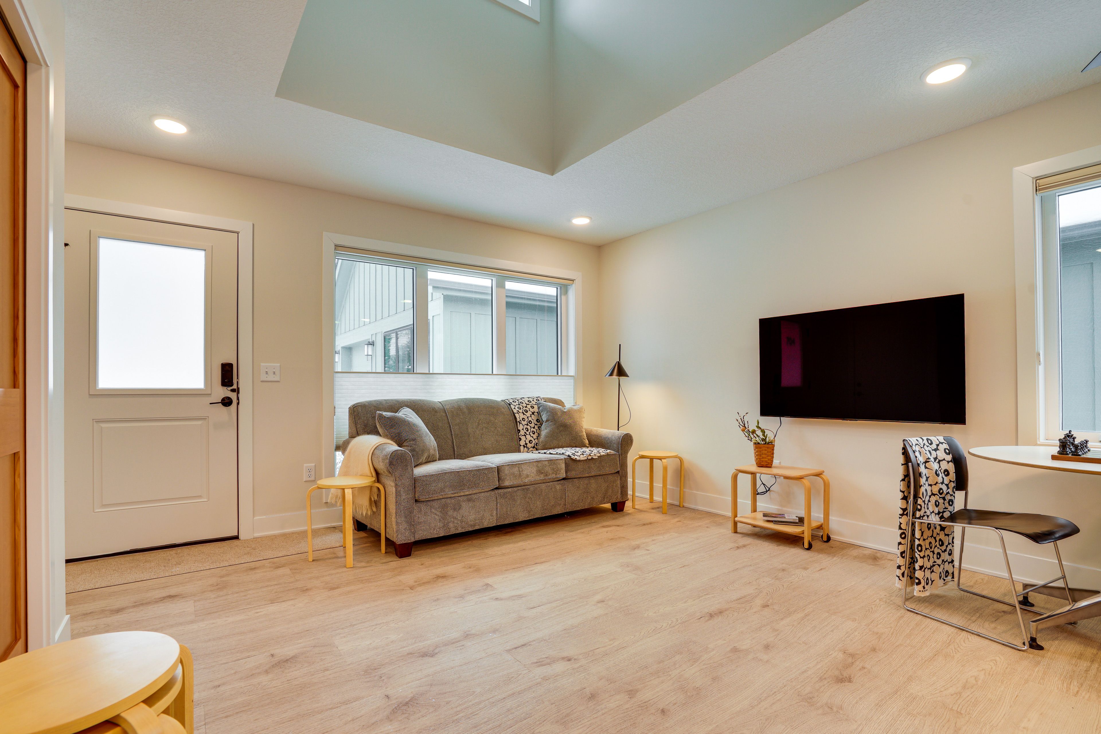 Living Room | Queen Sleeper Sofa | Smart TV | Free WiFi