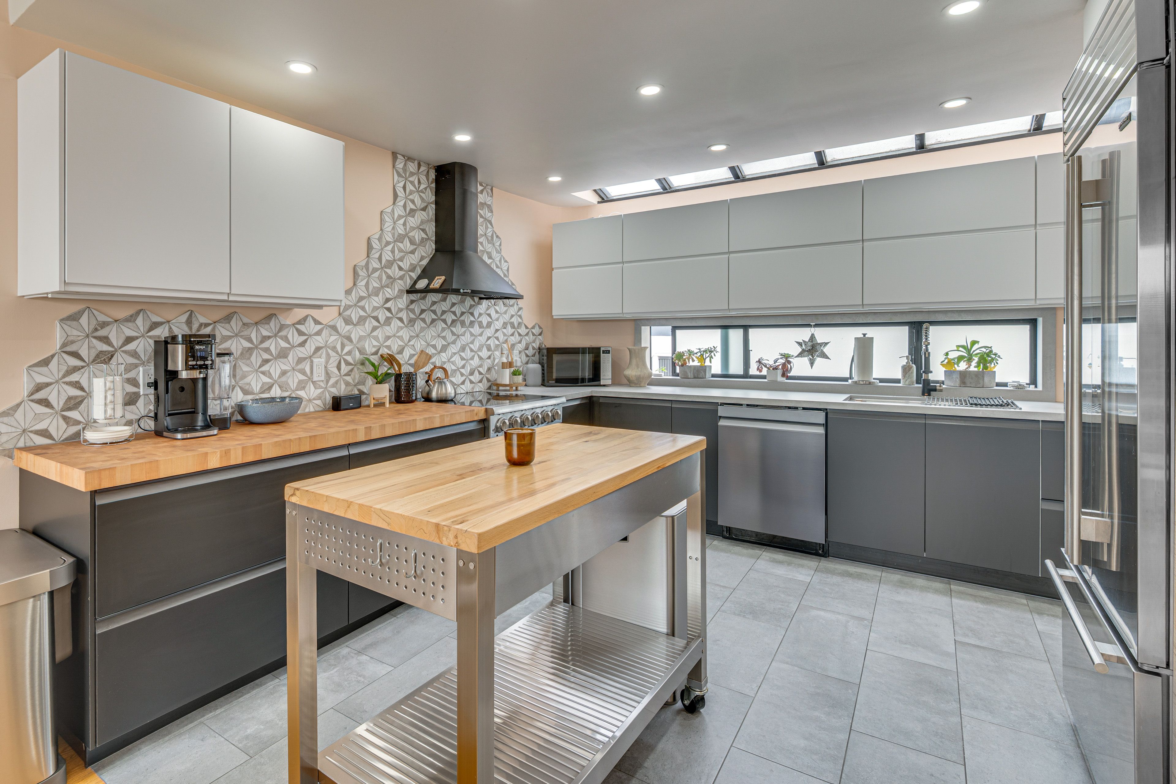 Kitchen | Stove | Oven | Microwave | Main Level