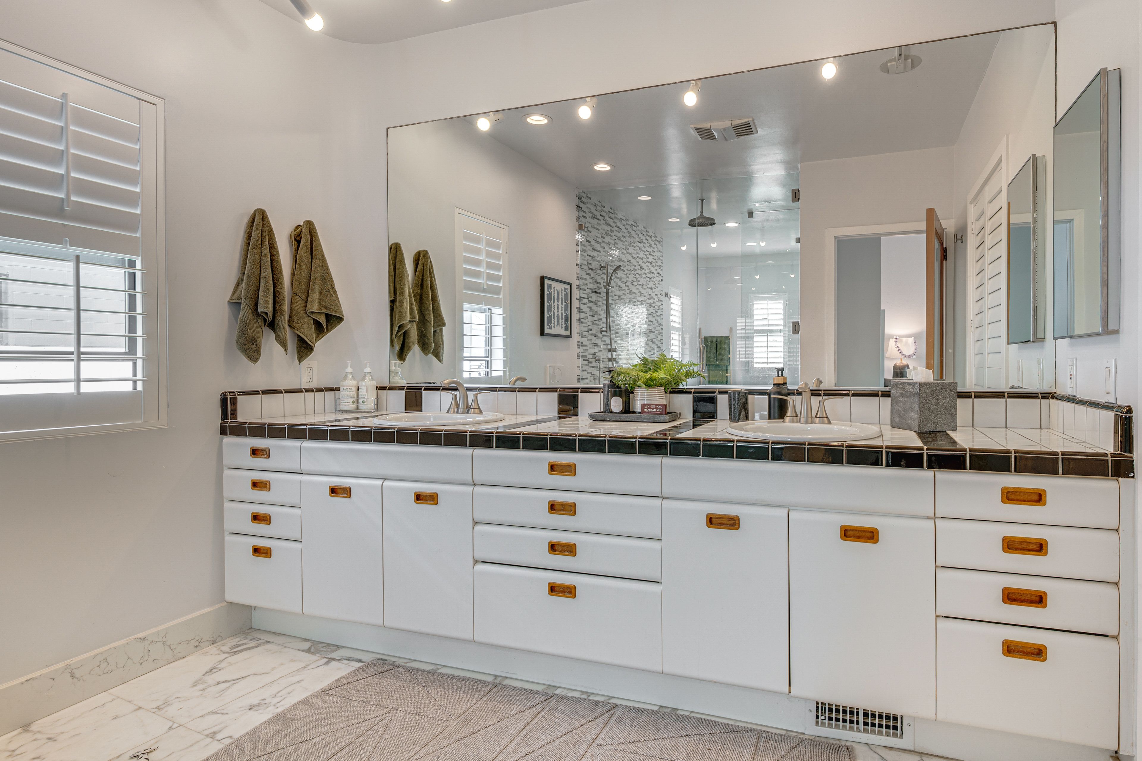 En-Suite Bathroom | Shower | Bathtub | Main Level