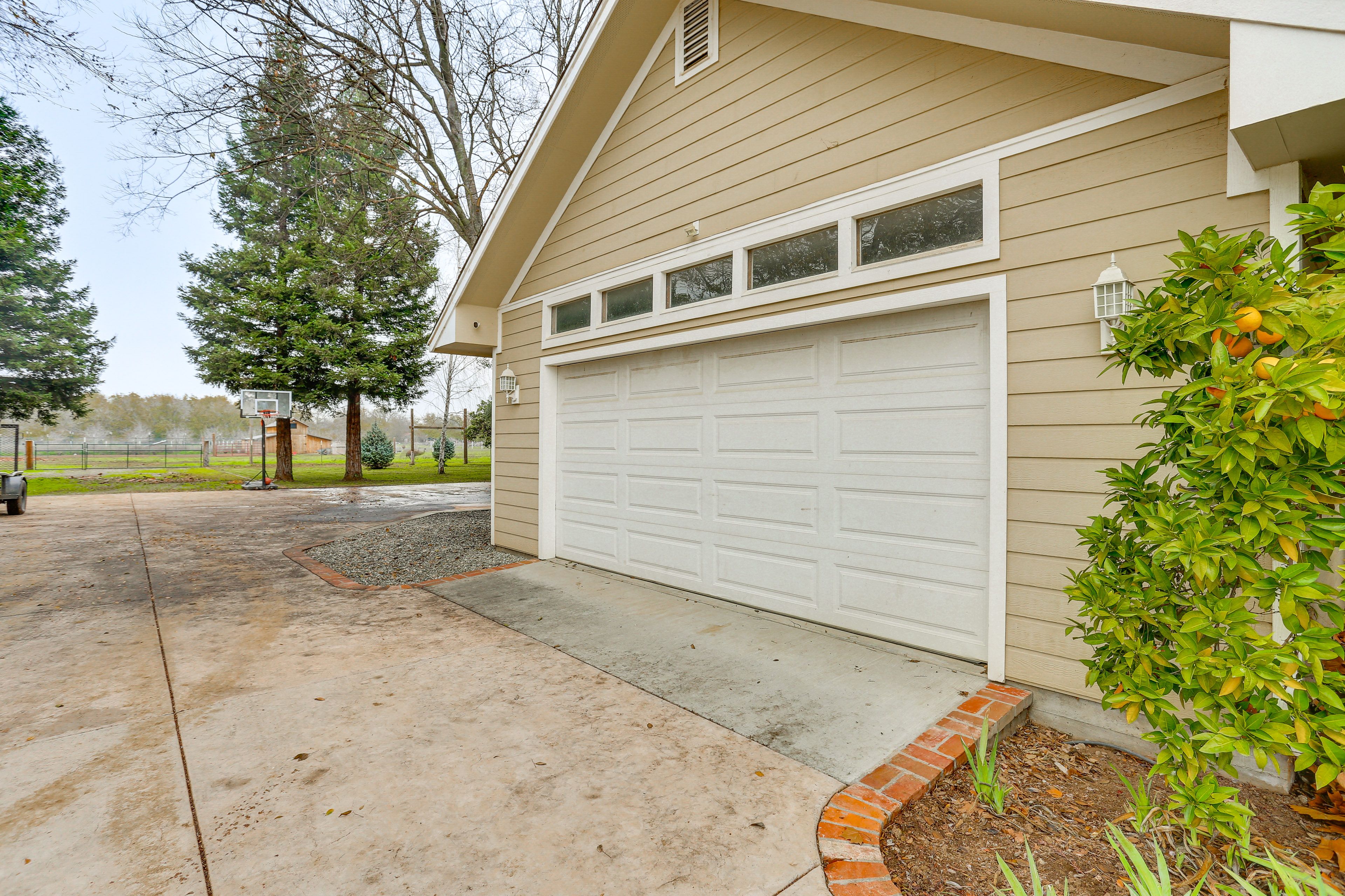 Exterior | Driveway (6 Vehicles)